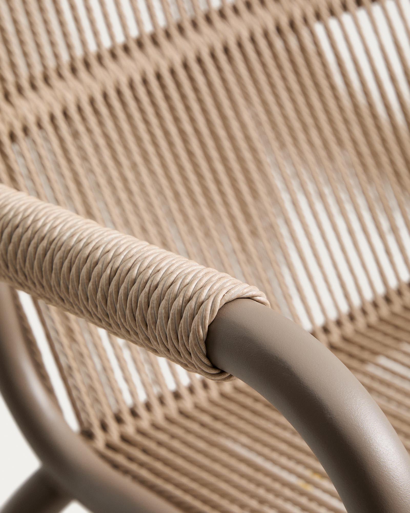 Eleganter stapelbarer Sessel Salis in taupe mit beigem Synthetikseil, ideal für stilvolle Outdoor-Bereiche und entspannte Momente im Freien.