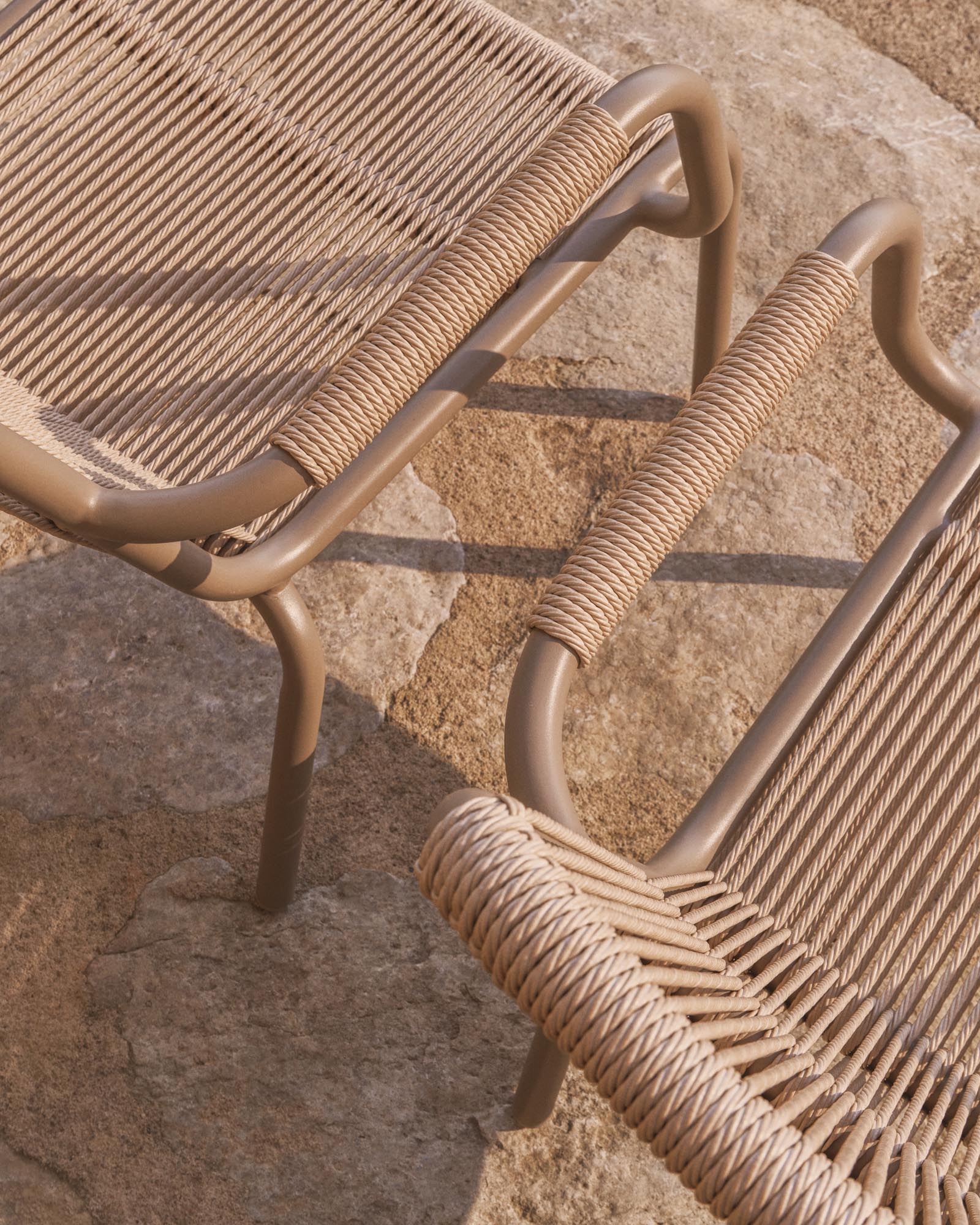 Eleganter stapelbarer Sessel Salis in taupe mit beigem Synthetikseil, ideal für stilvolle Outdoor-Bereiche und entspannte Stunden im Freien.