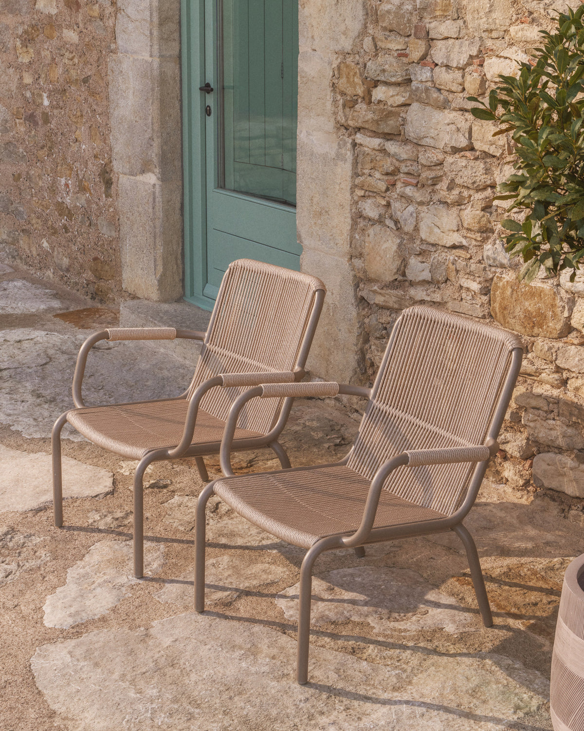 Stapelbarer Sessel Salis aus taupefarbenem Aluminium und beigem Synthetikseil in Taupe, Beige, Hellbraun präsentiert im Onlineshop von KAQTU Design AG. Outdoor-Sessel ist von Kave Home