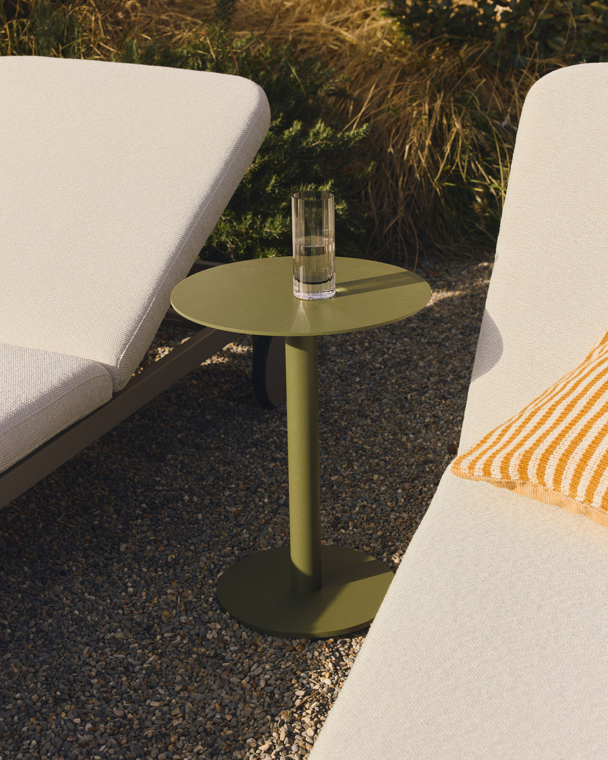 Beistelltisch Asinara aus grünem Aluminium, Ø 40 cm in Dunkelgrün präsentiert im Onlineshop von KAQTU Design AG. Beistelltisch Outdoor ist von Kave Home