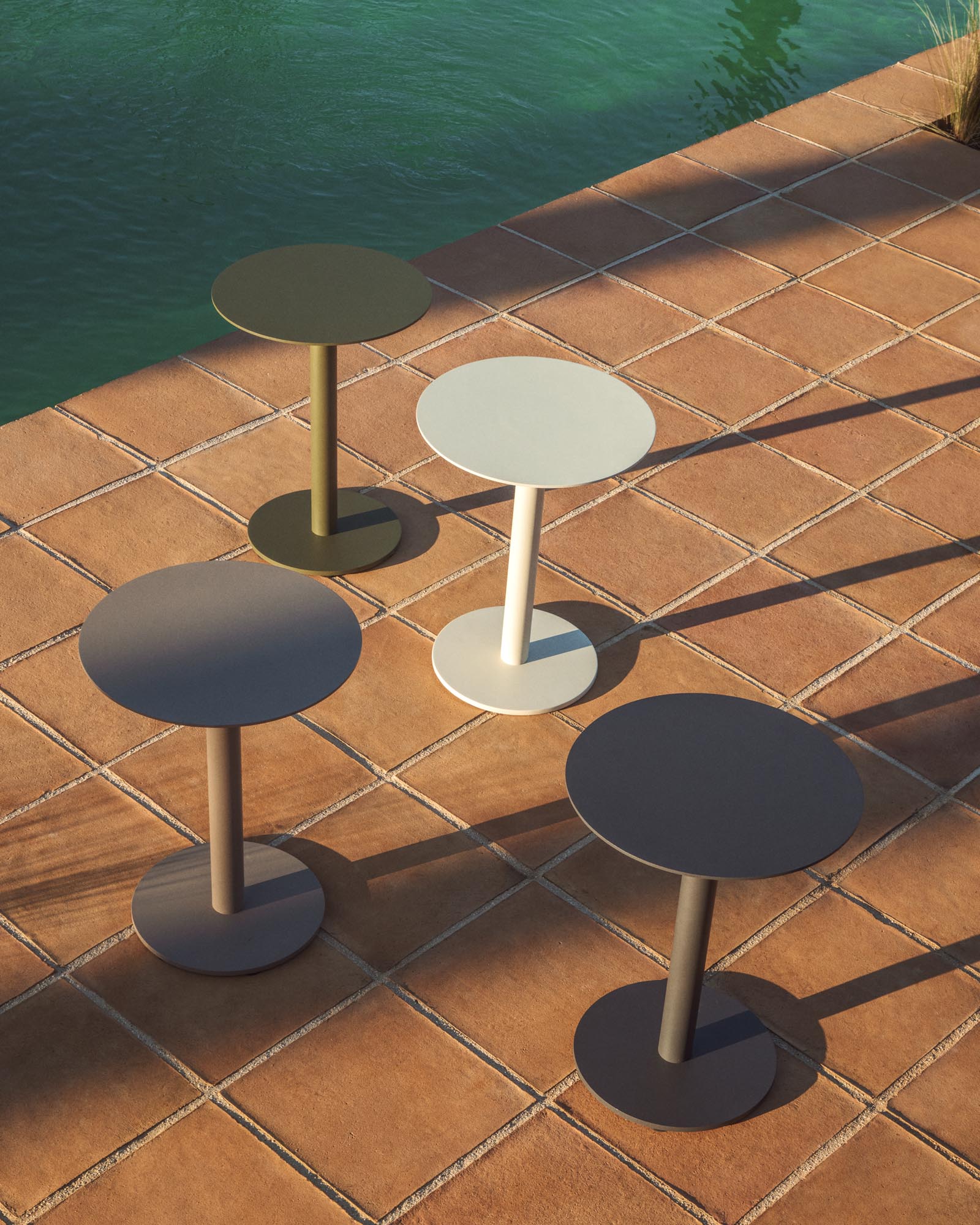 Eleganter Beistelltisch Asinara aus robustem graphitgrauem Aluminium, Ø 40 cm, ideal für den Outdoor-Bereich und stilvolle Akzente im Garten.