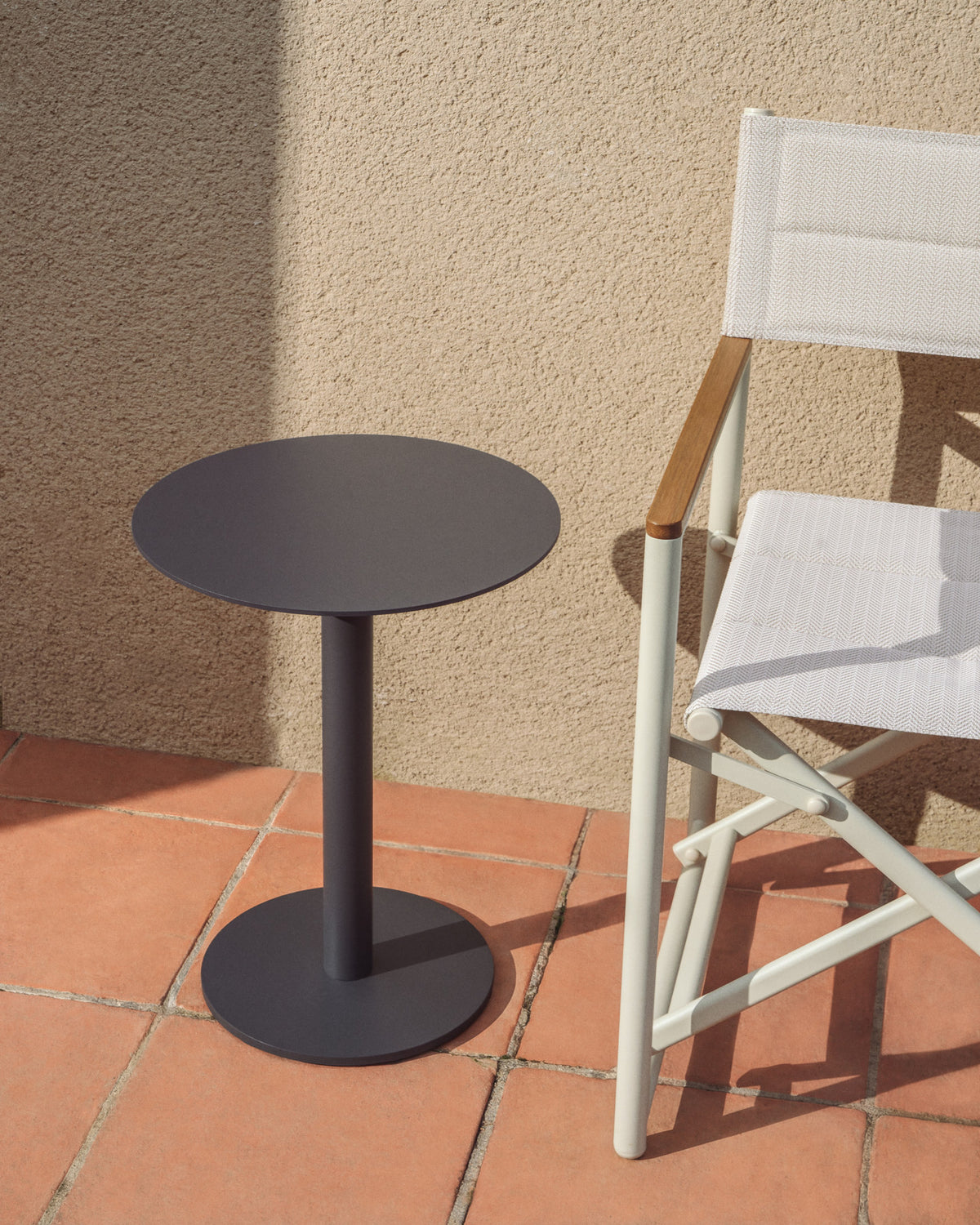 Beistelltisch Asinara aus graphitgrauem Aluminium, Ø 40 cm in Graphit, Grau, Schwarz präsentiert im Onlineshop von KAQTU Design AG. Beistelltisch Outdoor ist von Kave Home