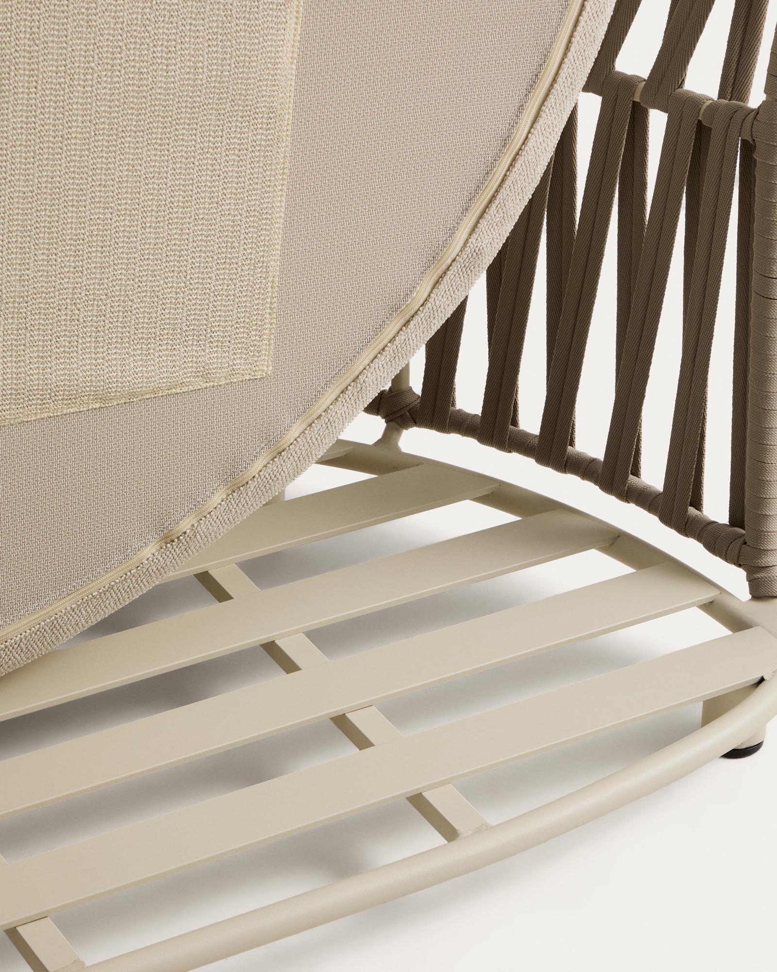 Modernes Lounge-Modul Osani aus ecrufarbenem Aluminium und taupefarbenem Seil, perfekt für gemütliche Stunden im Freien.