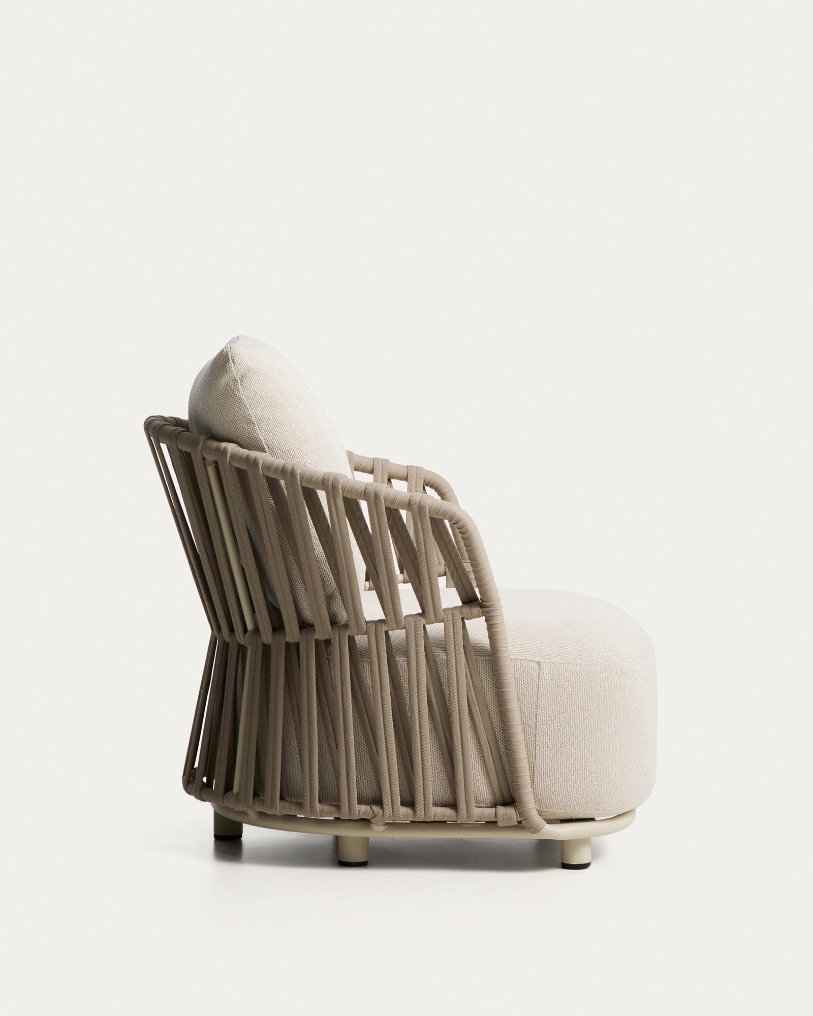 Eleganter Outdoor-Sessel Osani in ecrufarbenem Aluminium und taupefarbenem Seil, ideal für stilvolle Entspannung im Freien.