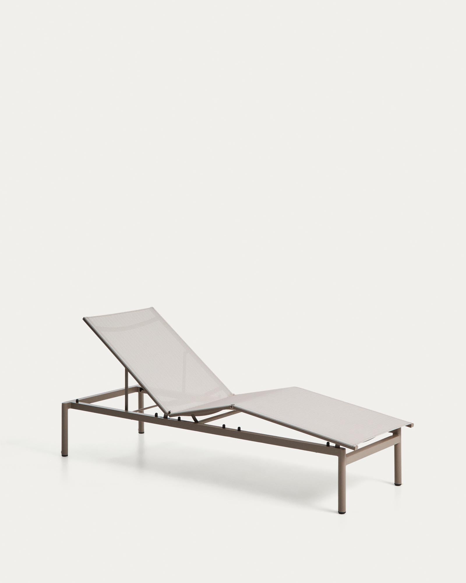 Stapelbare Sonnenliege Lesina aus taupefarbenem Aluminium und ecrufarbenem Texteline in Ecru präsentiert im Onlineshop von KAQTU Design AG. Liegestuhl ist von Kave Home
