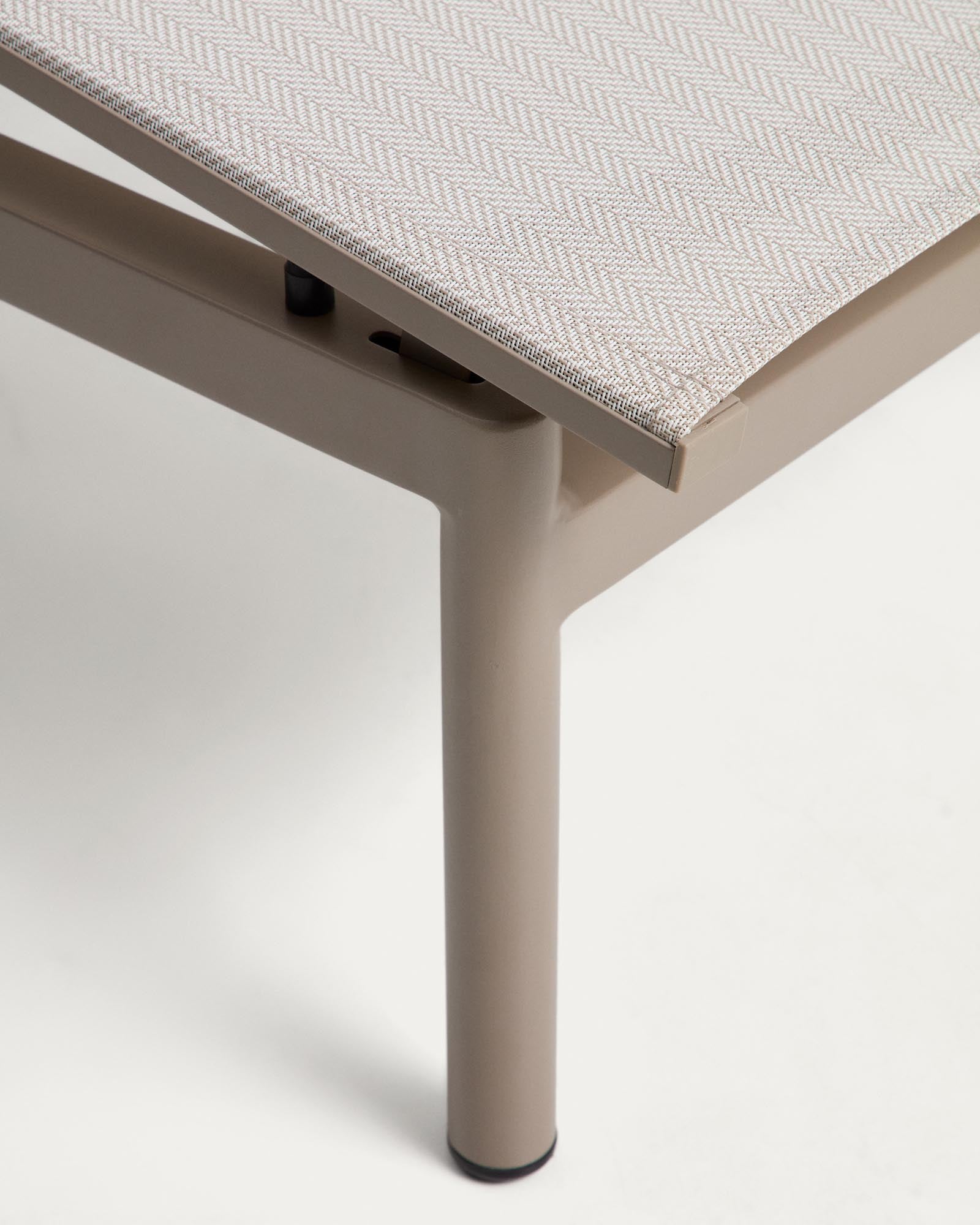 Stapelbare Sonnenliege Lesina aus taupefarbenem Aluminium und ecrufarbenem Texteline, perfekt für stilvolle Entspannung im Garten oder auf der Terrasse.
