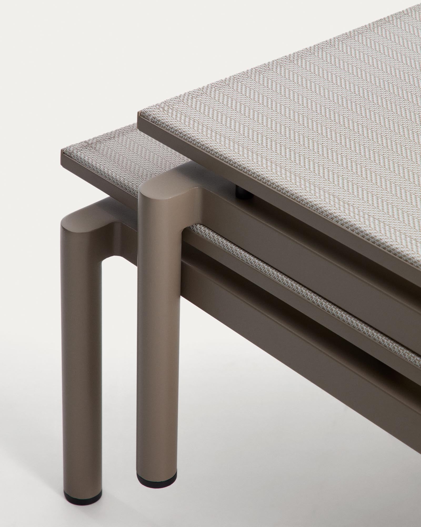 Elegante stapelbare Sonnenliege Lesina in taupe und ecru, ideal für entspannte Stunden im Freien, ob im Garten oder auf der Terrasse.