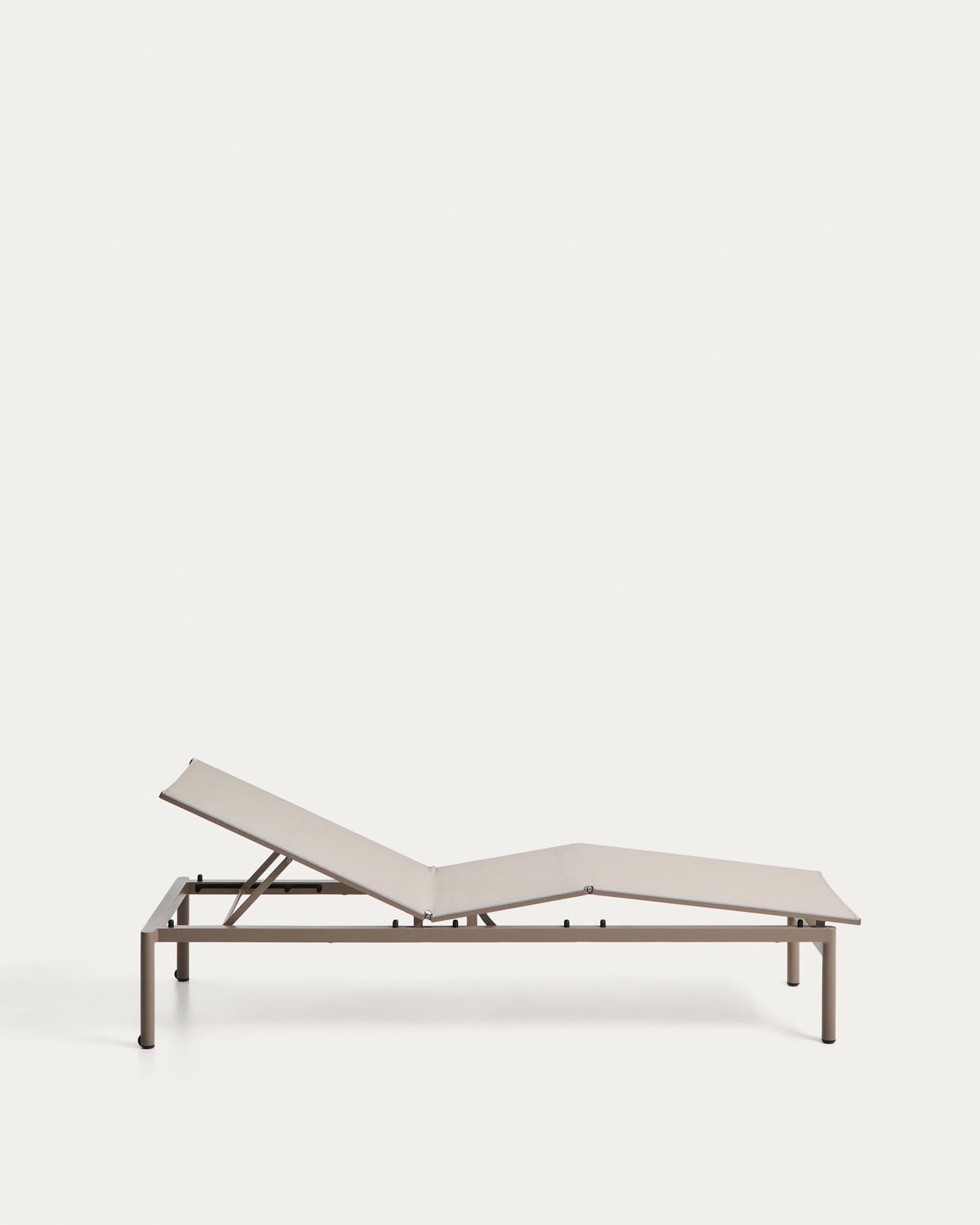 Stapelbare Sonnenliege Lesina in taupe und ecru, ideal für komfortable Entspannung im Garten oder auf der Terrasse.