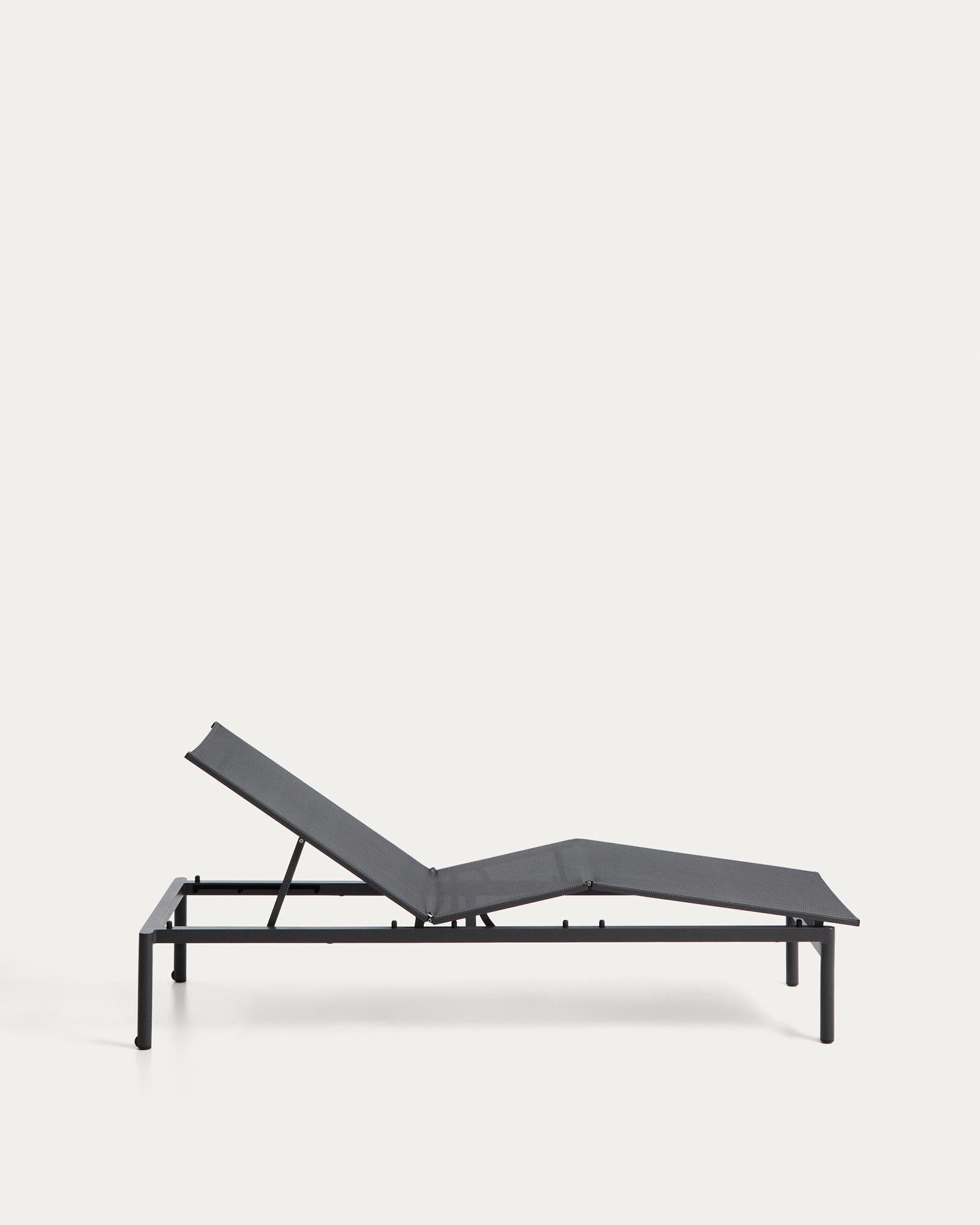 Stapelbare Sonnenliege Lesina aus graphitfarbenem Aluminium und grauem Texteline in Graphit präsentiert im Onlineshop von KAQTU Design AG. Liegestuhl ist von Kave Home