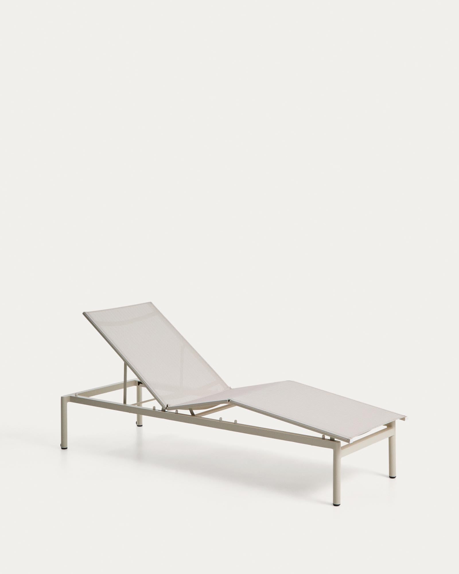 Stapelbare Sonnenliege Lesina aus Aluminium und ecrufarbenem Texteline in Taupe präsentiert im Onlineshop von KAQTU Design AG. Liegestuhl ist von Kave Home