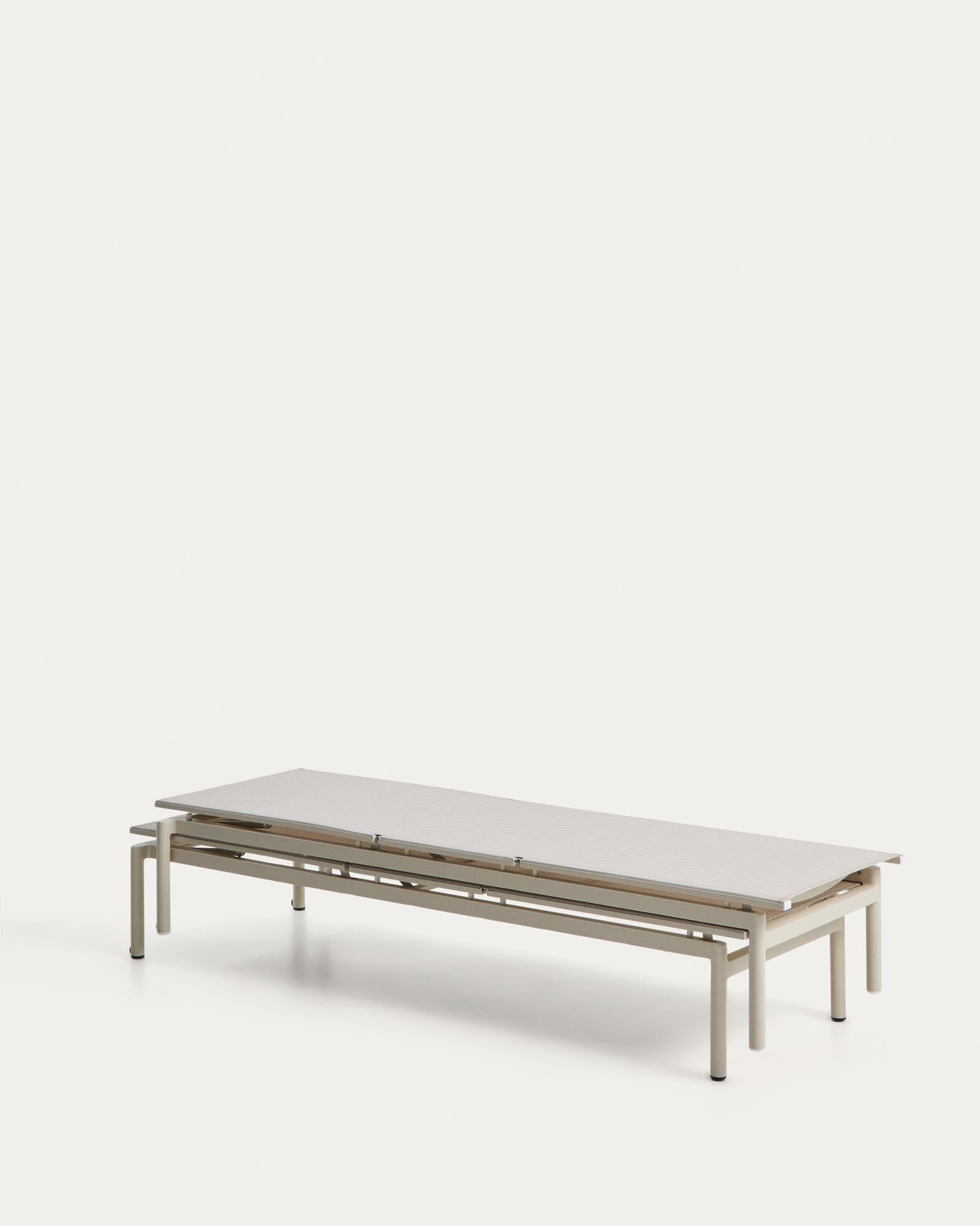 Elegante Sonnenliege Lesina aus leichtem Aluminium und edlem Ecru-Texteline, ideal für entspannte Stunden im Freien, platzsparend stapelbar.
