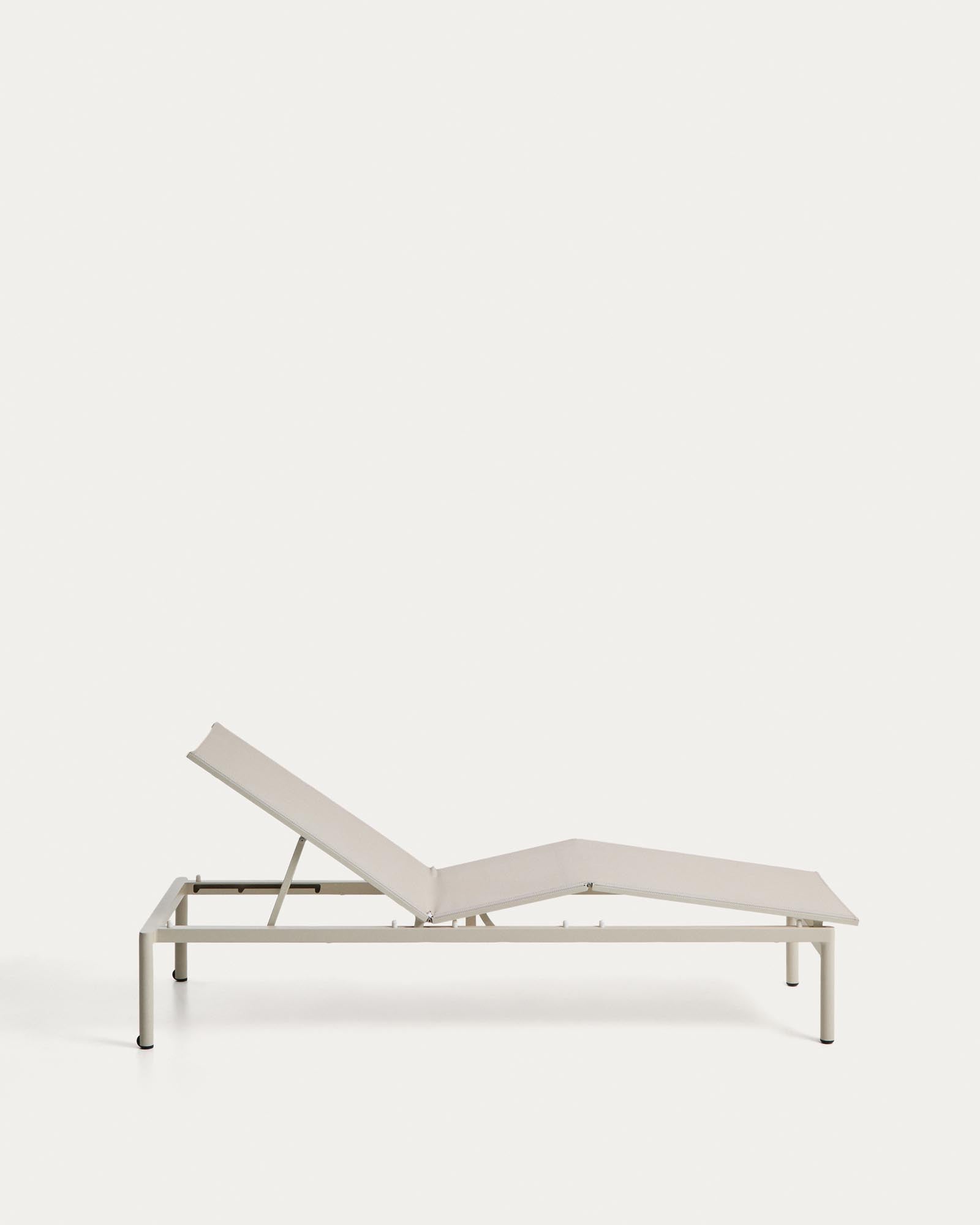 Elegante stapelbare Sonnenliege Lesina aus leichtem Aluminium und stilvollem ecrufarbenem Texteline, ideal für entspannte Stunden im Freien.