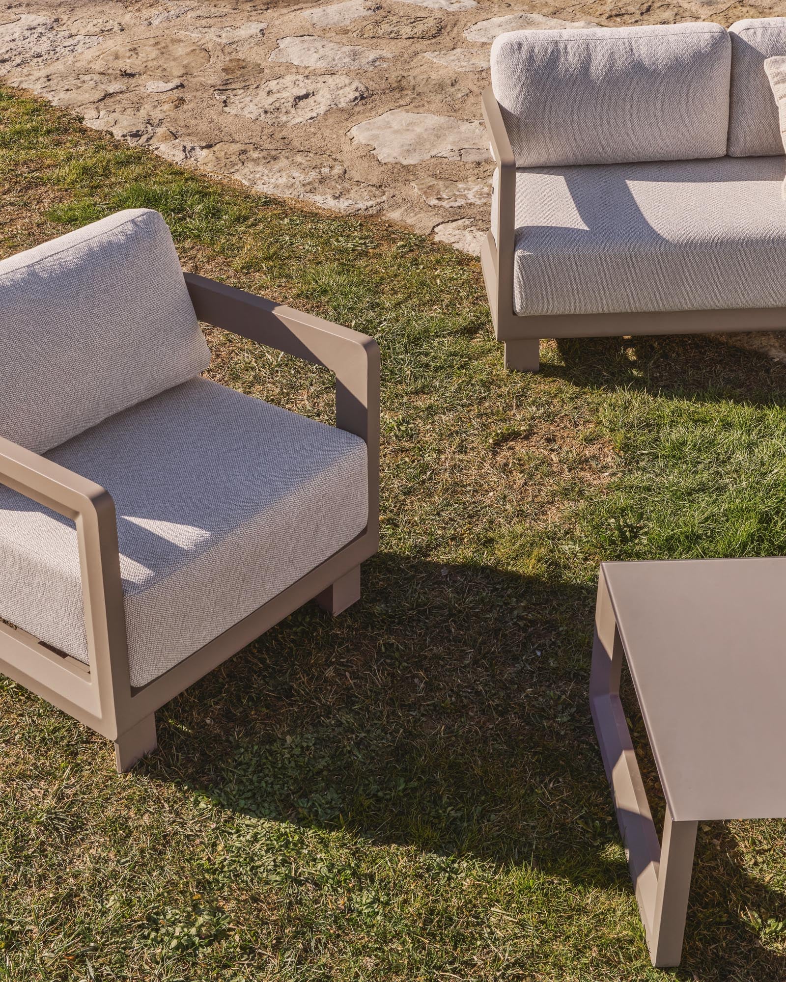 Elegantes Loungeset Nerano in Taupe, bestehend aus einem 3-Sitzer-Sofa, zwei Sesseln und einem stilvollen Couchtisch aus gehärtetem Glas und Aluminium.