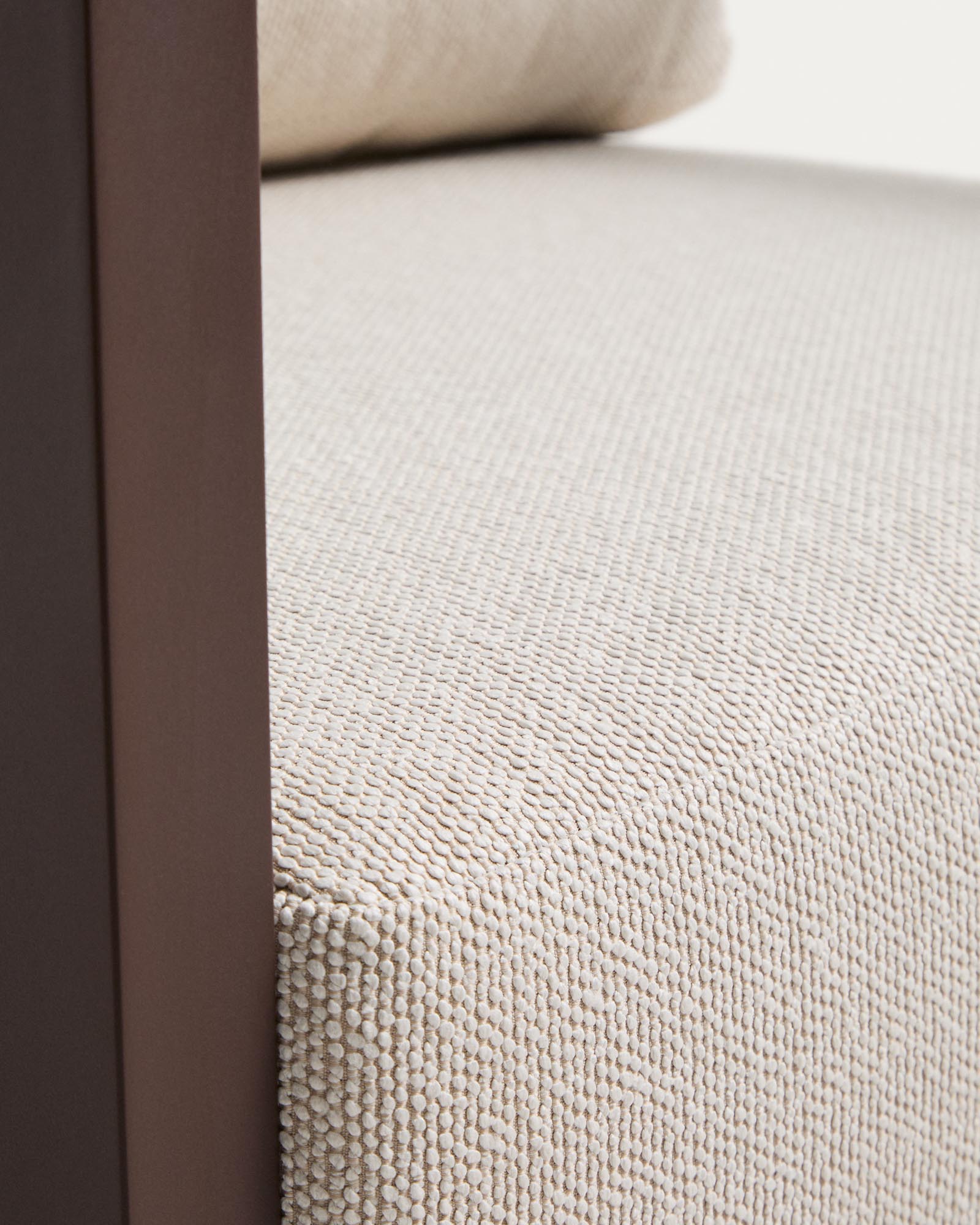 Set Nerano mit 5-Sitzer-Ecksofa, Sessel und Couchtisch aus gehärtetem Glas und braunem Aluminium in Braun präsentiert im Onlineshop von KAQTU Design AG. Loungeset ist von Kave Home