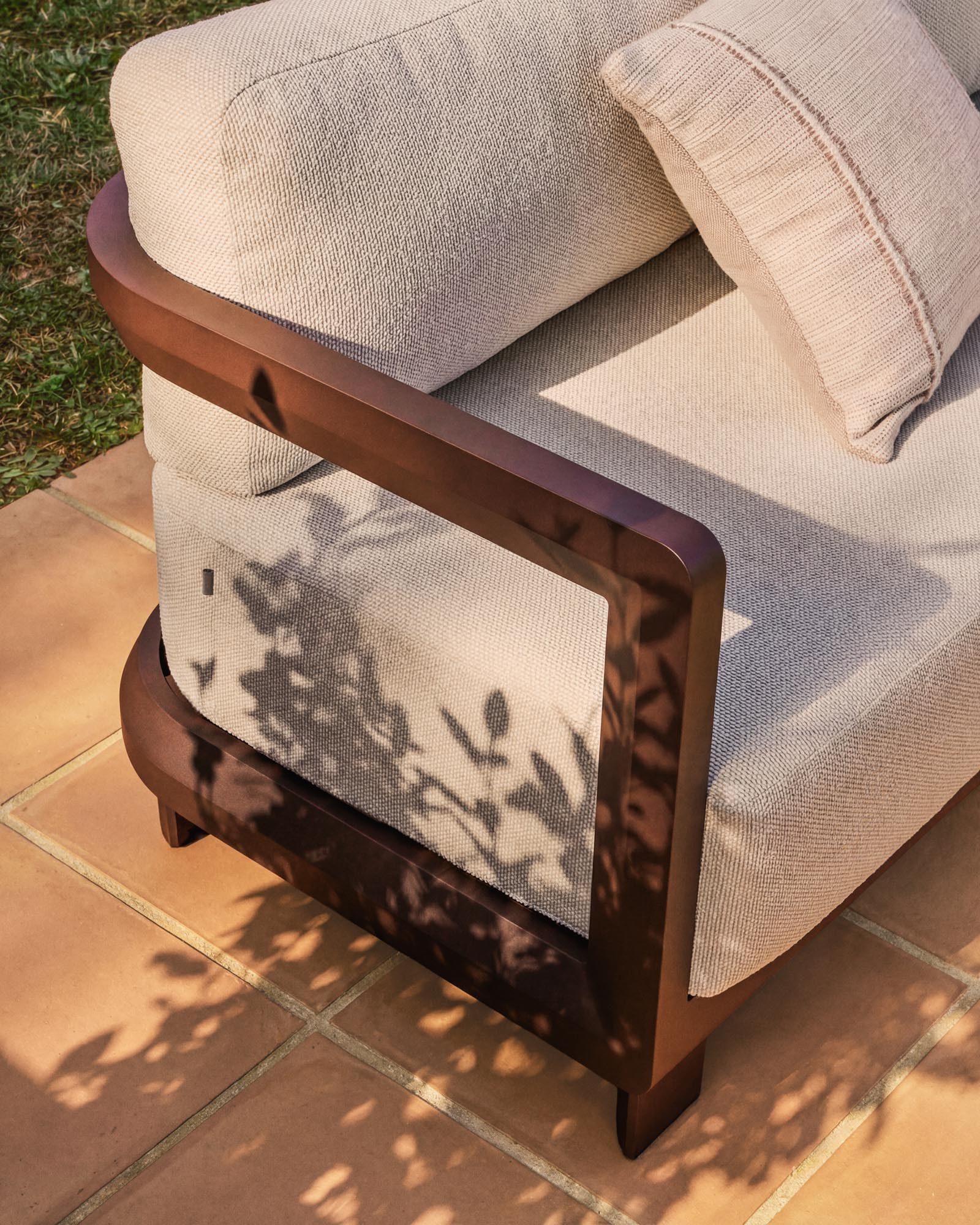 Set Nerano mit 5-Sitzer-Ecksofa, Sessel und Couchtisch aus gehärtetem Glas und braunem Aluminium in Braun präsentiert im Onlineshop von KAQTU Design AG. Loungeset ist von Kave Home