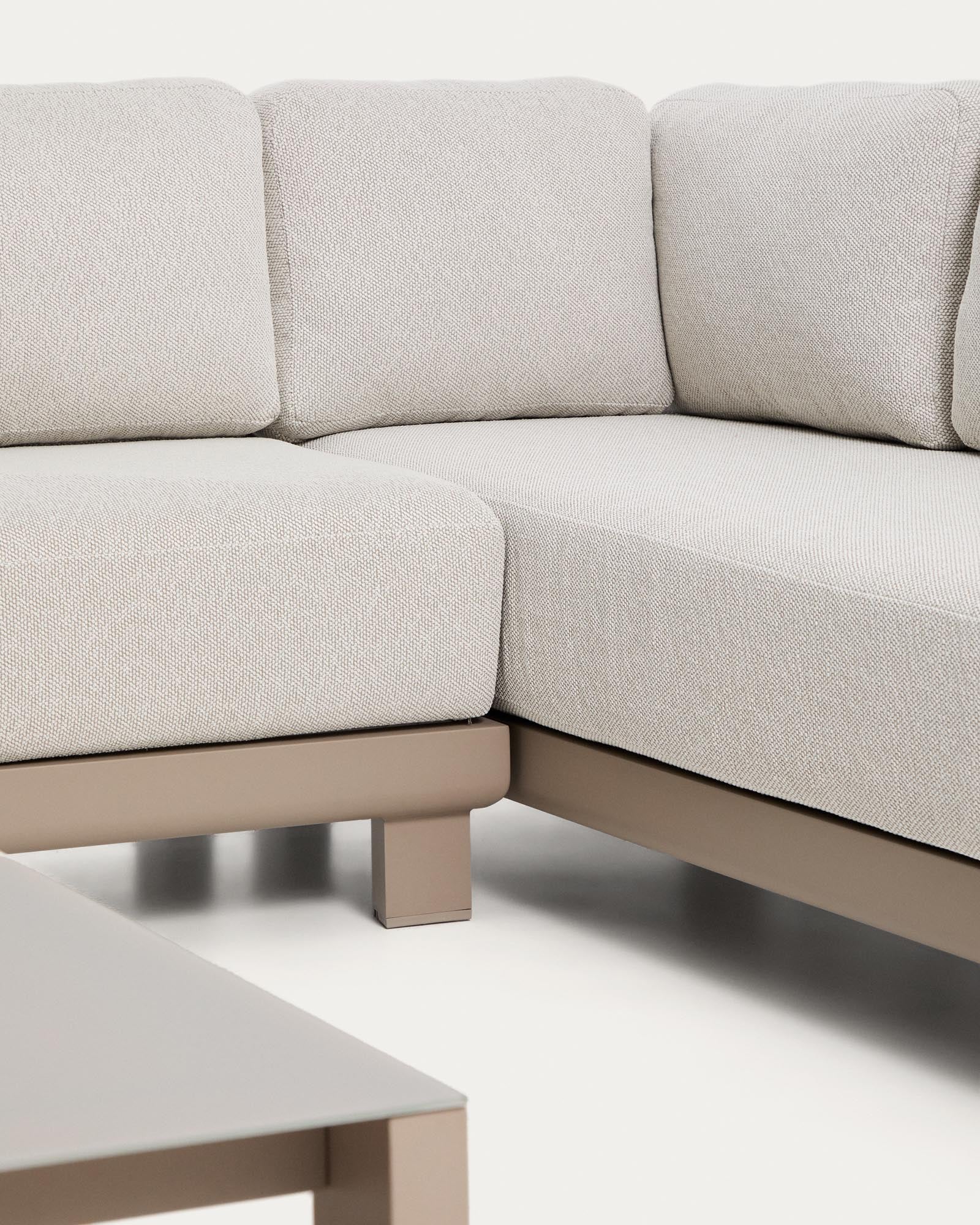 Set Nerano mit 5-Sitzer-Ecksofa, Sessel und Couchtisch aus gehärtetem Glas und Aluminium in Taupe in Taupe präsentiert im Onlineshop von KAQTU Design AG. Loungeset ist von Kave Home