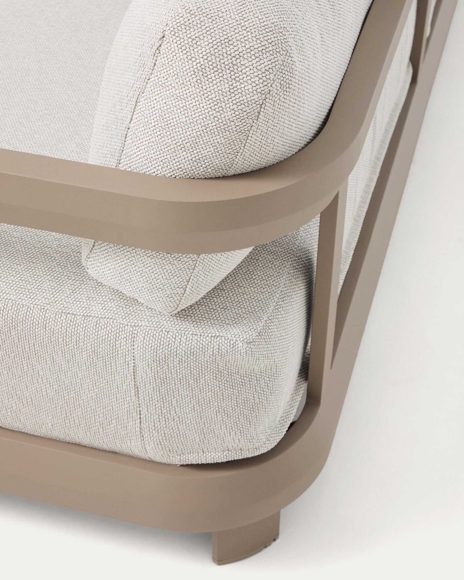 Set Nerano mit 5-Sitzer-Ecksofa, Sessel und Couchtisch aus gehärtetem Glas und Aluminium in Taupe in Taupe präsentiert im Onlineshop von KAQTU Design AG. Loungeset ist von Kave Home