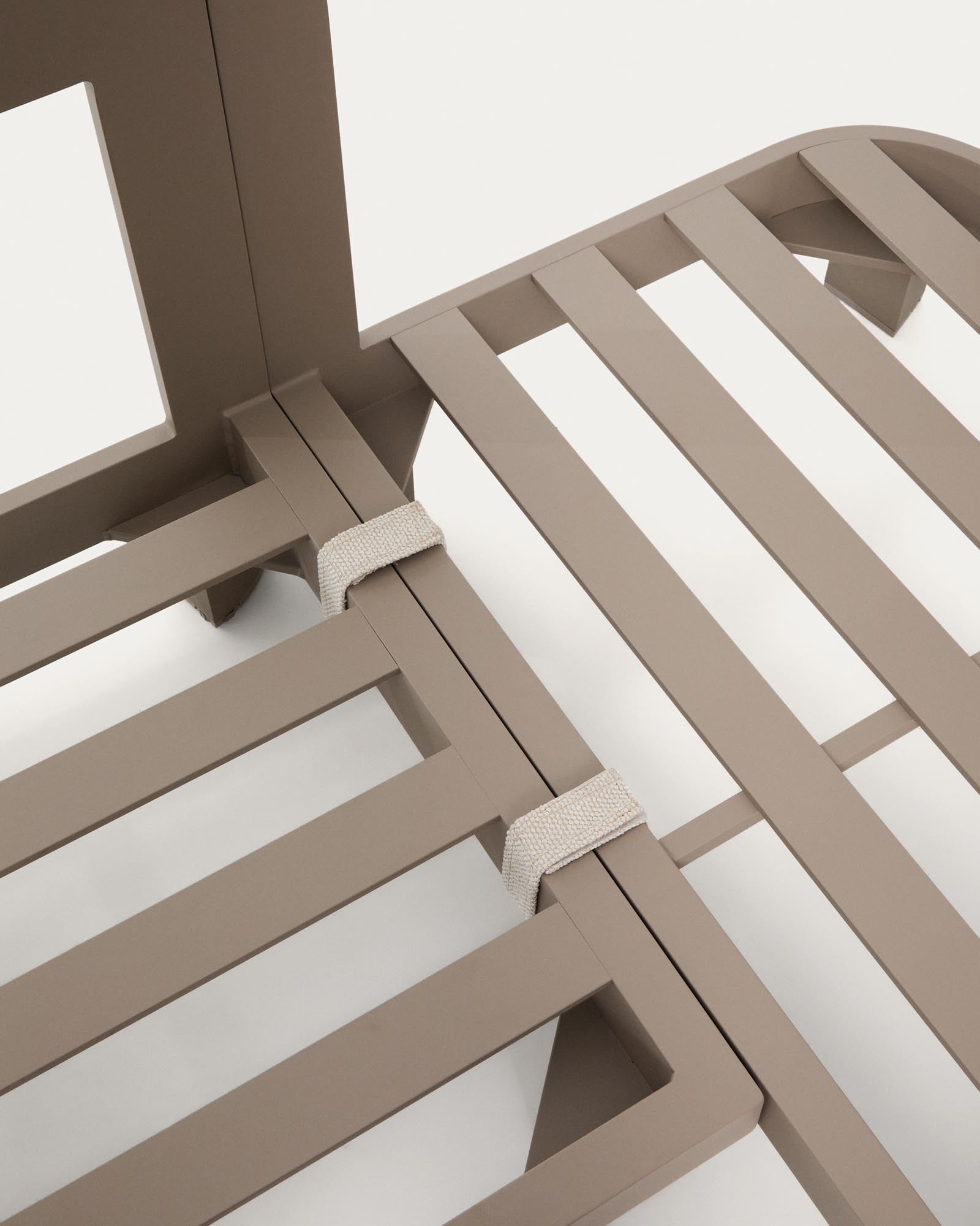 Set Nerano mit 5-Sitzer-Ecksofa, Sessel und Couchtisch aus gehärtetem Glas und Aluminium in Taupe in Taupe präsentiert im Onlineshop von KAQTU Design AG. Loungeset ist von Kave Home