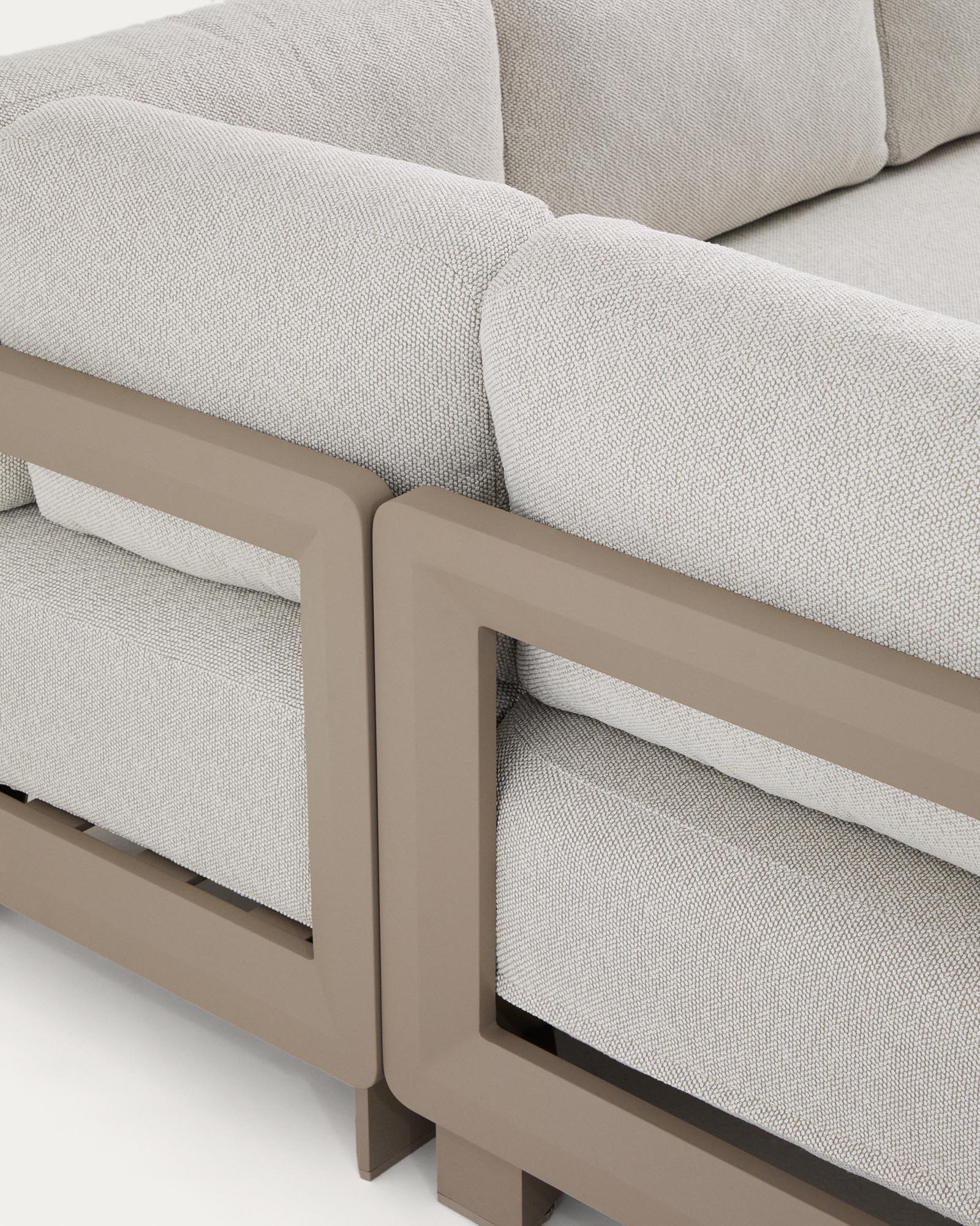 Set Nerano mit 5-Sitzer-Ecksofa, Sessel und Couchtisch aus gehärtetem Glas und Aluminium in Taupe in Taupe präsentiert im Onlineshop von KAQTU Design AG. Loungeset ist von Kave Home