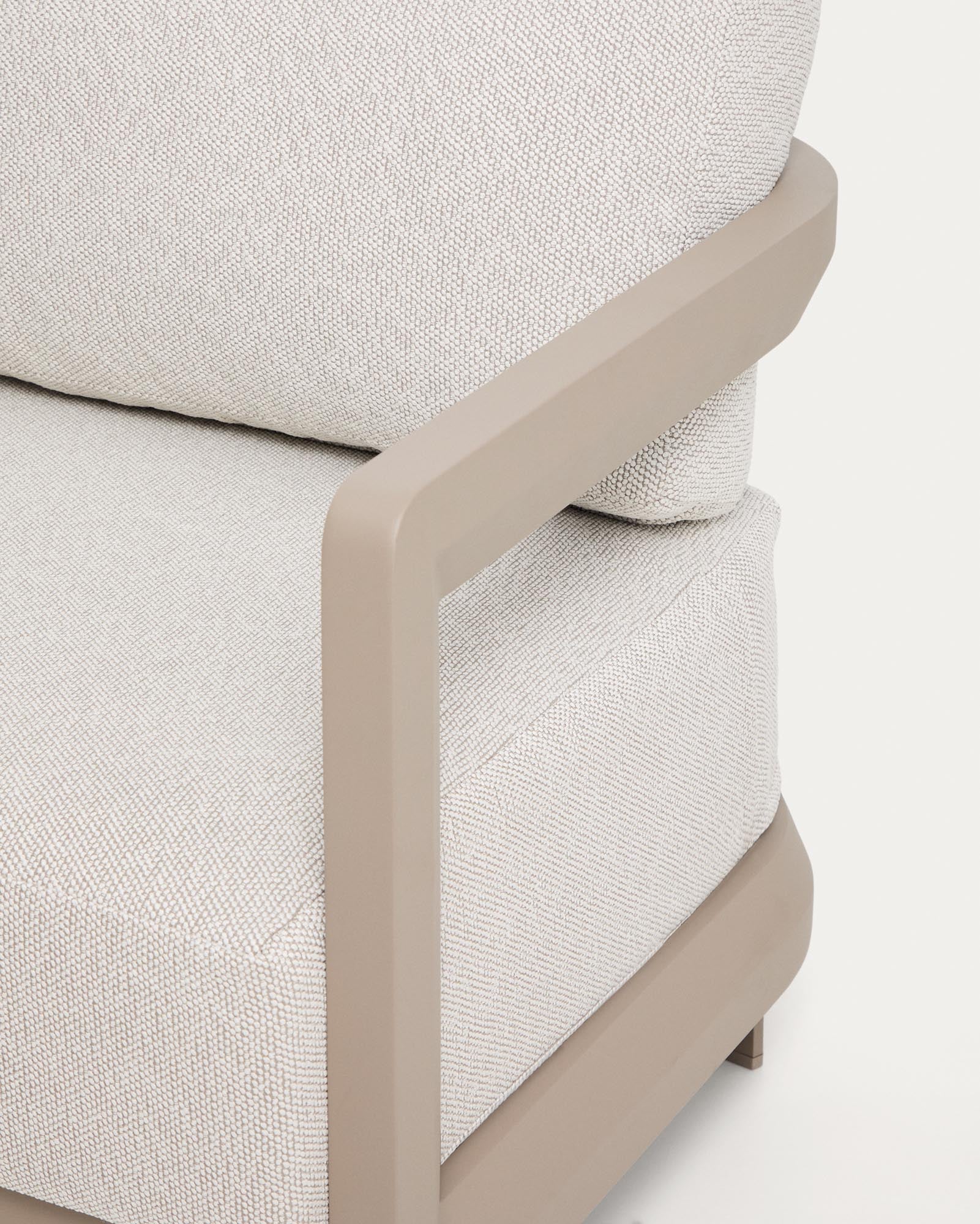 Set Nerano mit 5-Sitzer-Ecksofa, Sessel und Couchtisch aus gehärtetem Glas und Aluminium in Taupe in Taupe präsentiert im Onlineshop von KAQTU Design AG. Loungeset ist von Kave Home