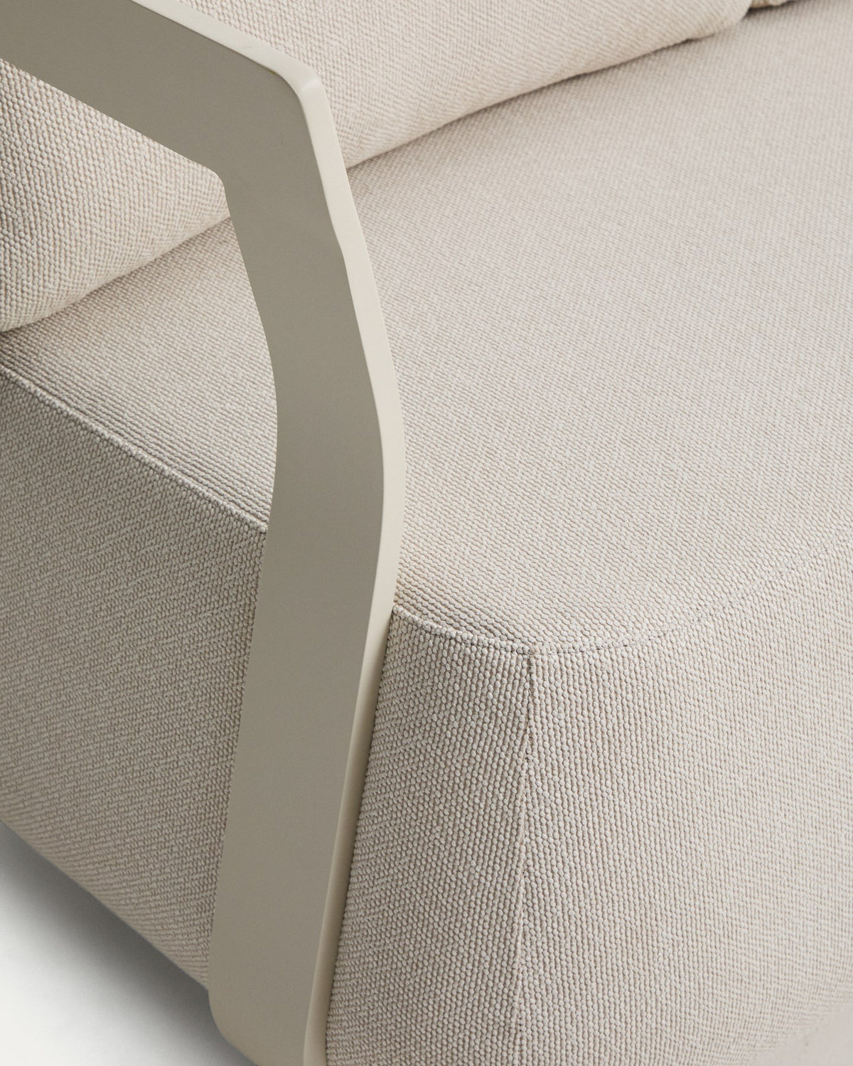 Loungeset aus Aluminium in Ecru: 3-Sitzer-Sofa und zwei Sessel mit gepolsterten Sitz- und Rückenkissen, moderne, umhüllende Formgebung.