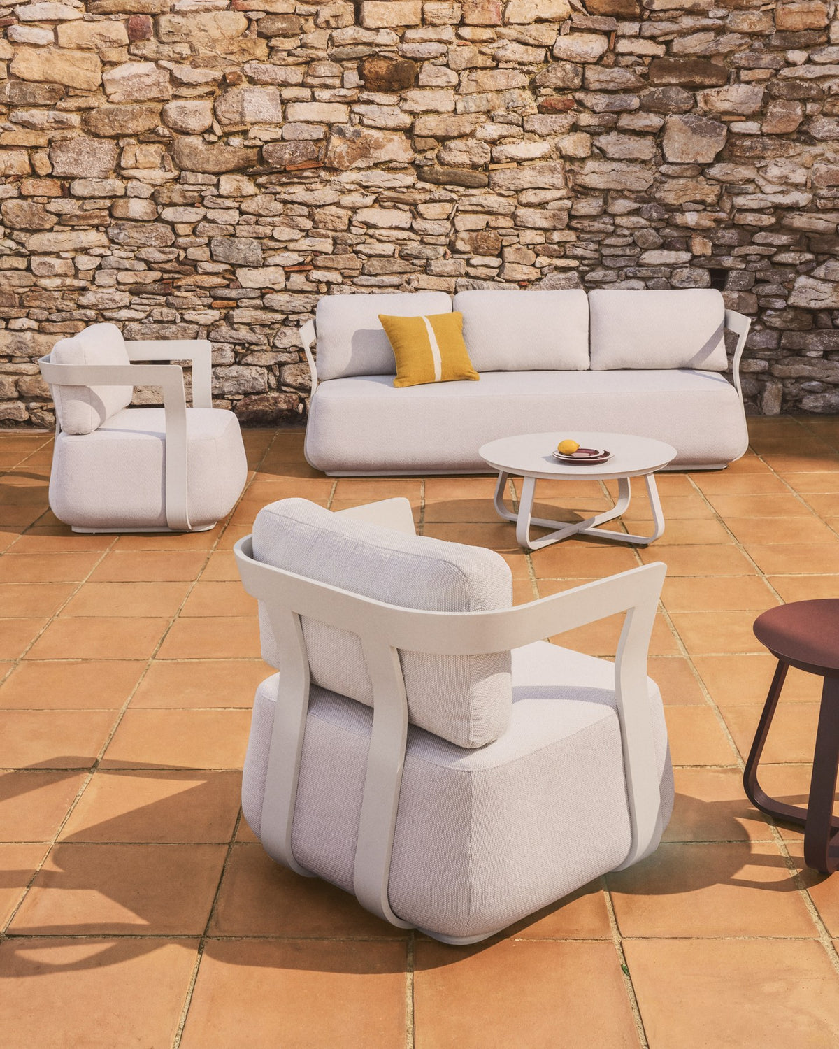 Loungeset aus Aluminium in Ecru: 3-Sitzer-Sofa und zwei Sessel mit gepolsterten Sitz- und Rückenkissen, moderne, umhüllende Formgebung.