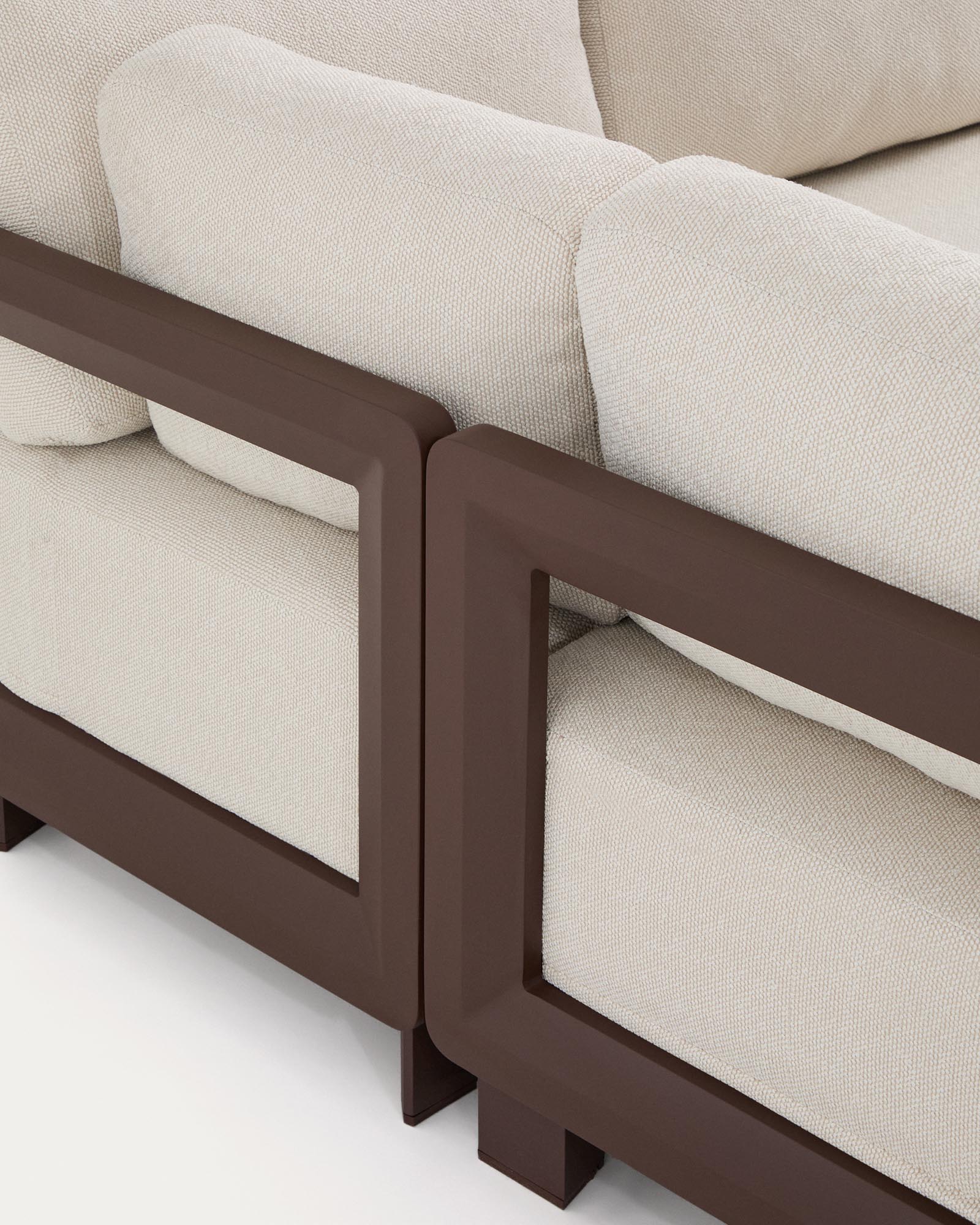Modernes Loungeset Nerano mit großzügigem 5-Sitzer-Ecksofa und edlem Couchtisch aus robustem gehärtetem Glas und braunem Aluminium.