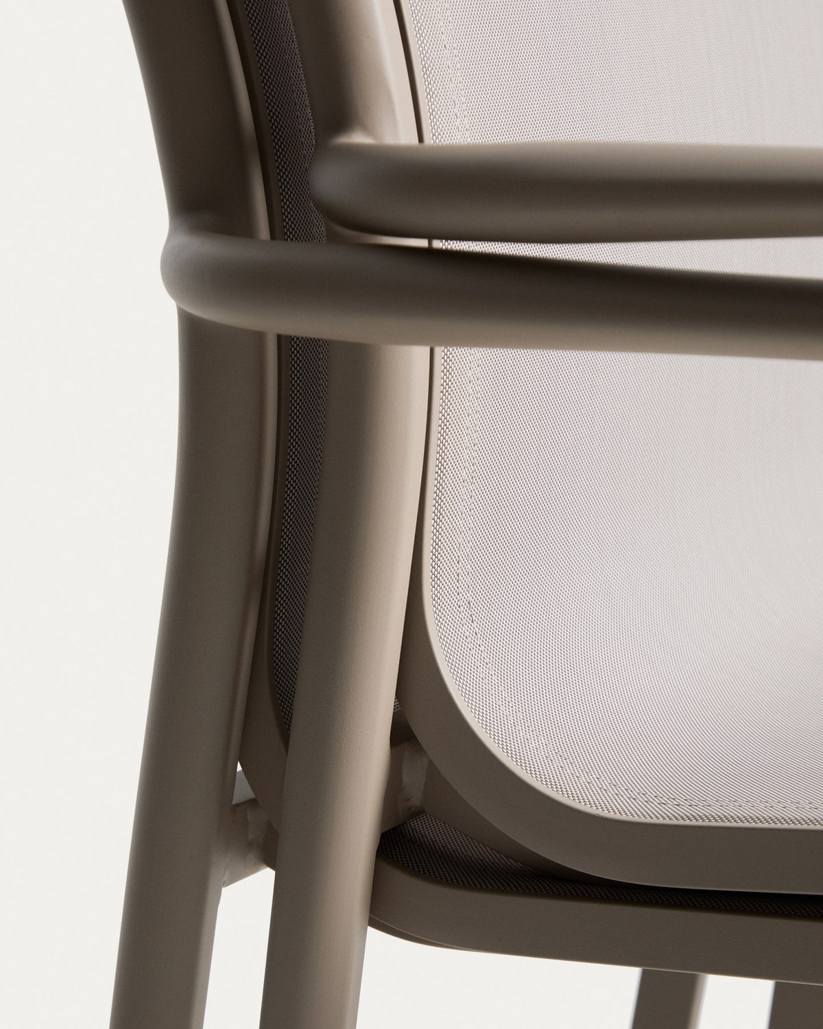 Ausziehtisch aus taupefarbenem Aluminium mit 6 Stühlen aus Aluminium und beigem Texteline, rechteckige Tischplatte, stapelbares Stuhldesign.