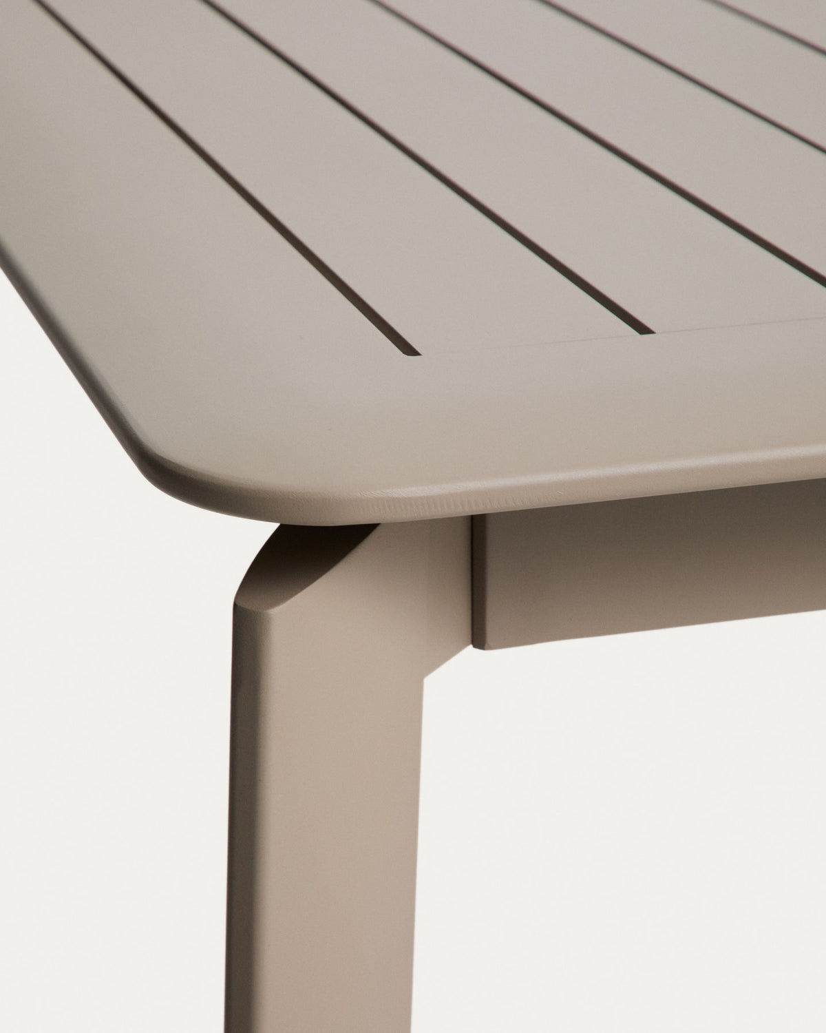 Ausziehtisch aus taupefarbenem Aluminium mit 6 Stühlen aus Aluminium und beigem Texteline, rechteckige Tischplatte, stapelbares Stuhldesign.