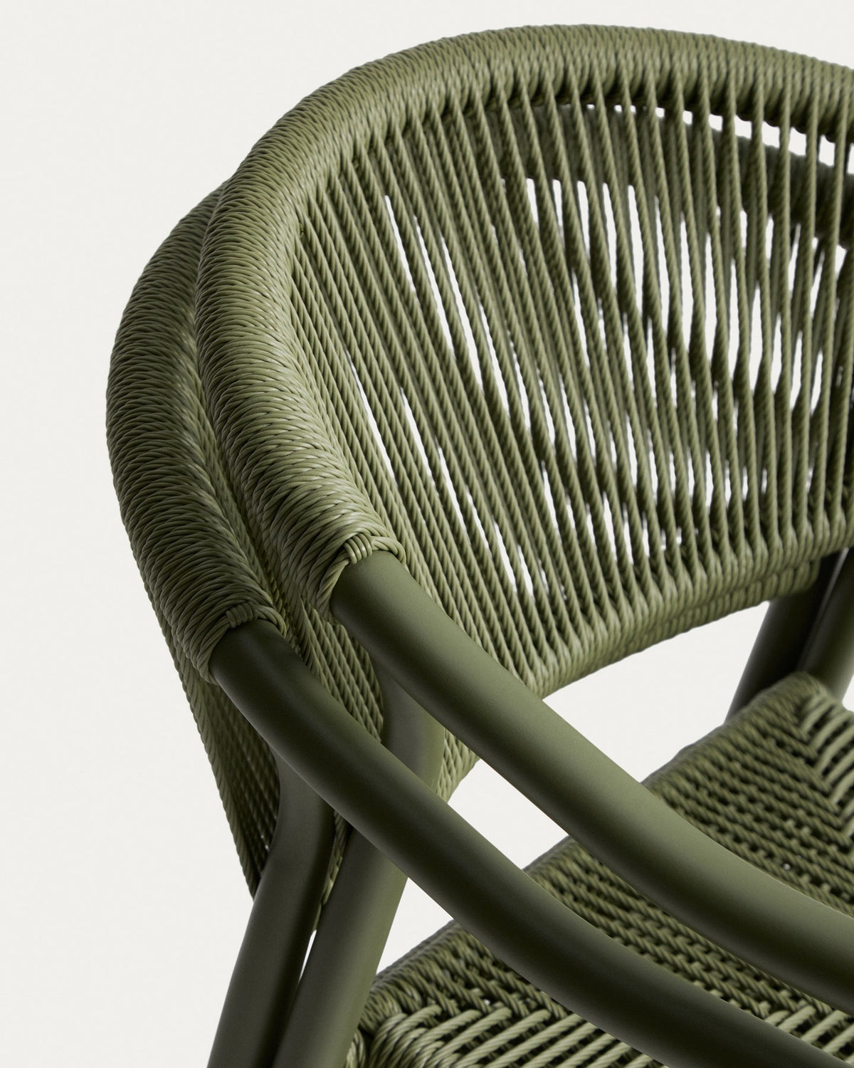 Ausziehtisch Brela aus grünem Aluminium mit sechs stapelbaren Stühlen Livadia aus Aluminium und grün geflochtenem Kunststoffseil.