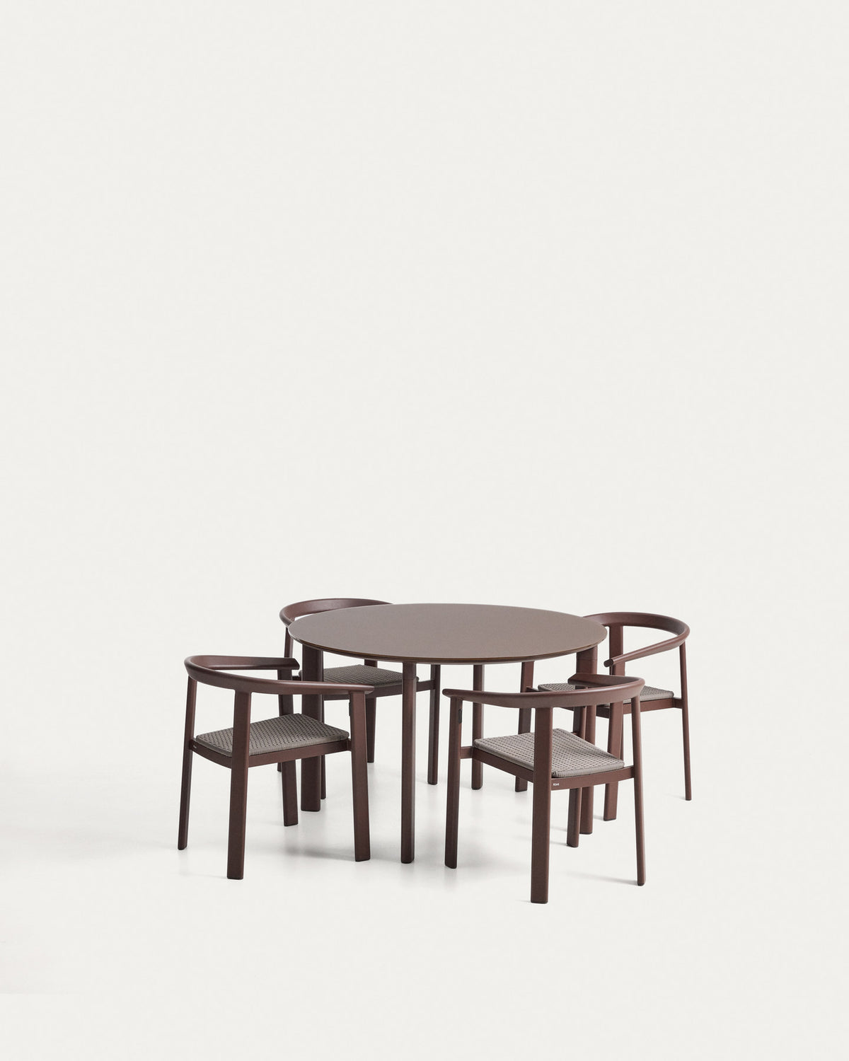 Set Erice mit 4 Stapelstühlen aus Aluminium und Seil und einem Tisch aus Aluminium und gehärtetem Glas in Braun, Ø 120 cm in Braun, Dunkelbraun präsentiert im Onlineshop von KAQTU Design AG. Gartentischset ist von Kave Home