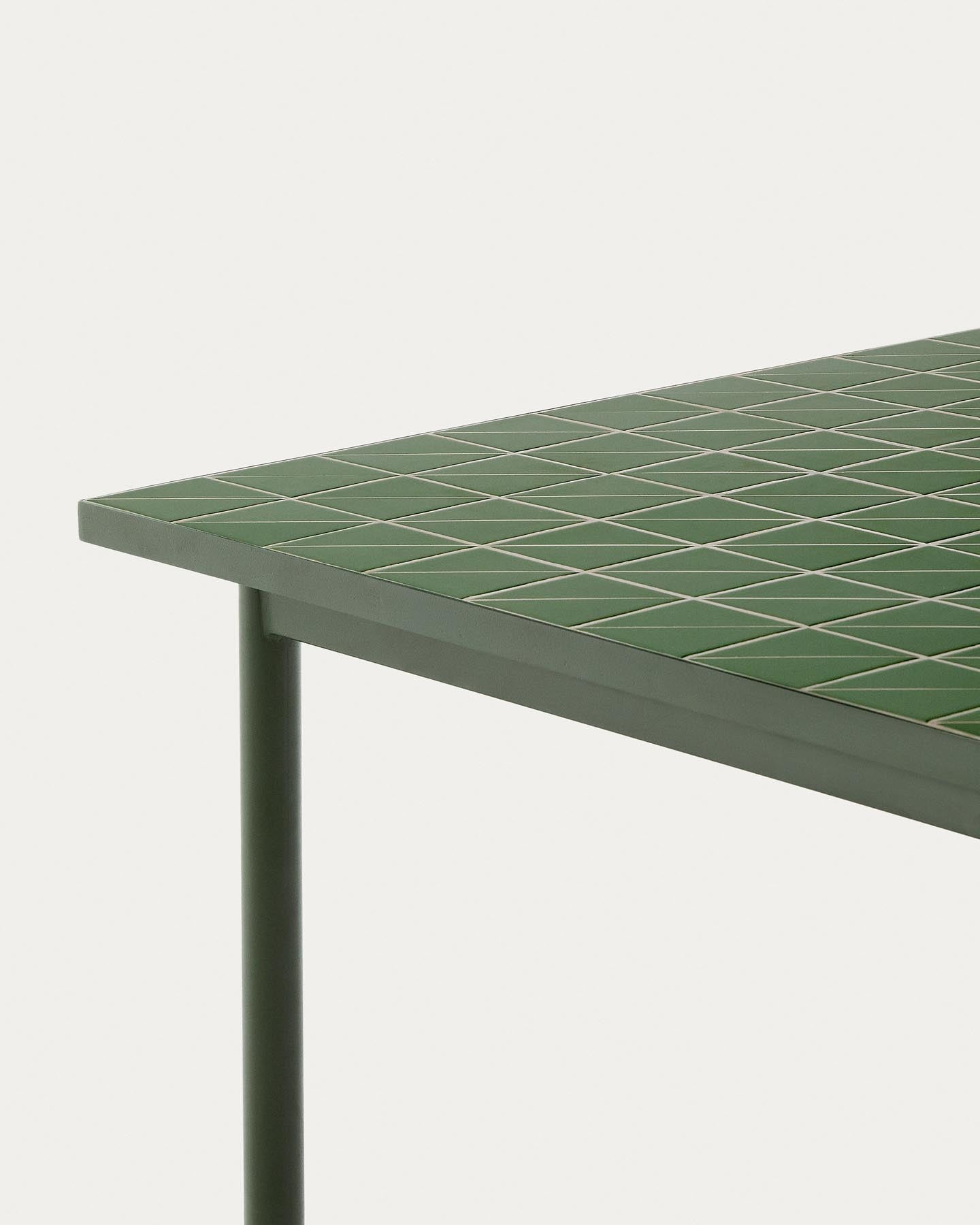 Set Maurina mit Tisch aus verzinktem Stahl und grünen Kacheln sowie 6 Stapelstühlen aus verzinktem Stahl und grünem Seil, 223 x 101 cm in Grün präsentiert im Onlineshop von KAQTU Design AG. Loungeset ist von Kave Home