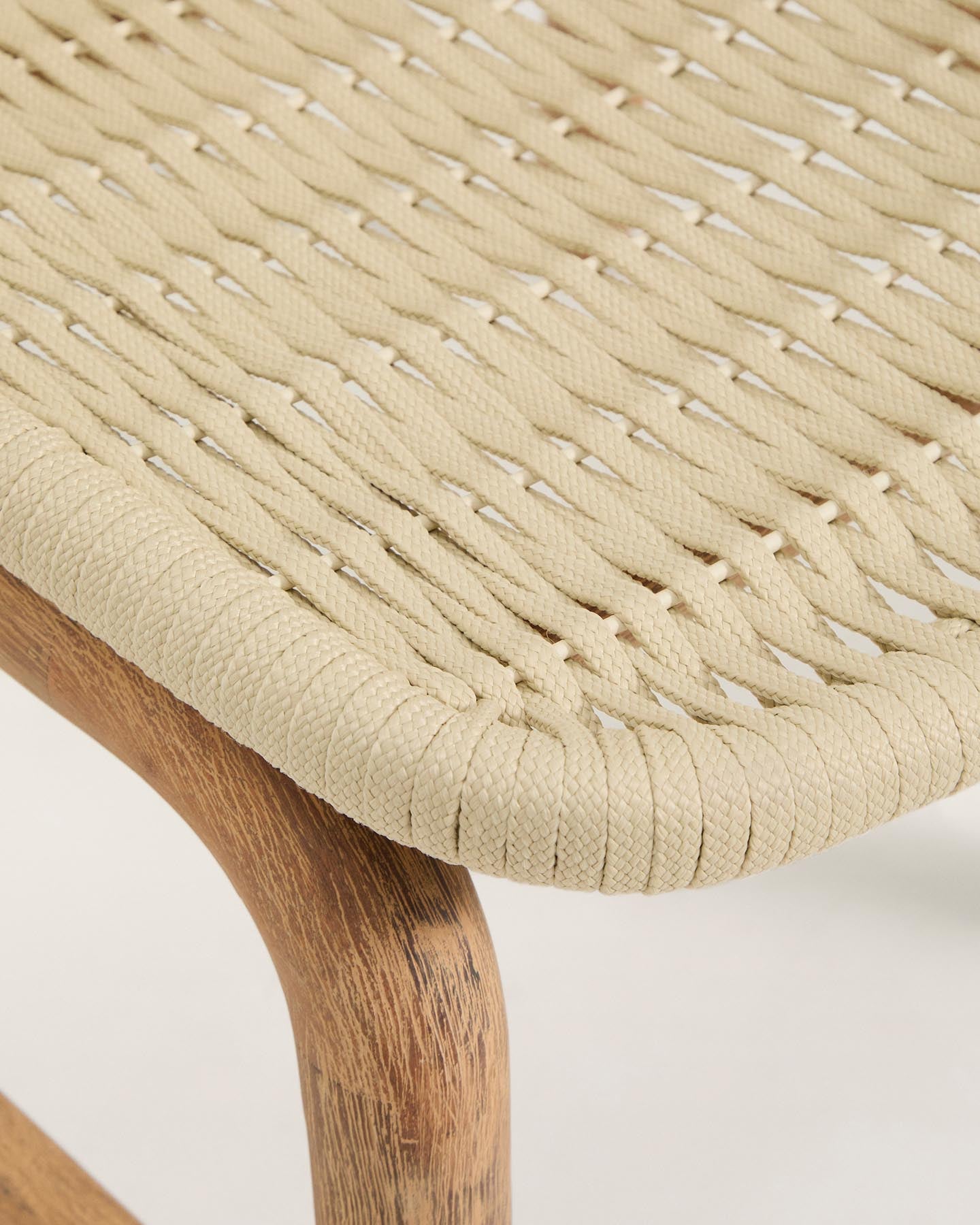 Set mit Tisch Sori aus massivem Akazienholz und 6 Stühlen Alipa aus massivem Akazienholz und ecrufarbenem Seil, 200 x 100 cm FSC 100 % in Braun präsentiert im Onlineshop von KAQTU Design AG. Loungeset ist von Kave Home