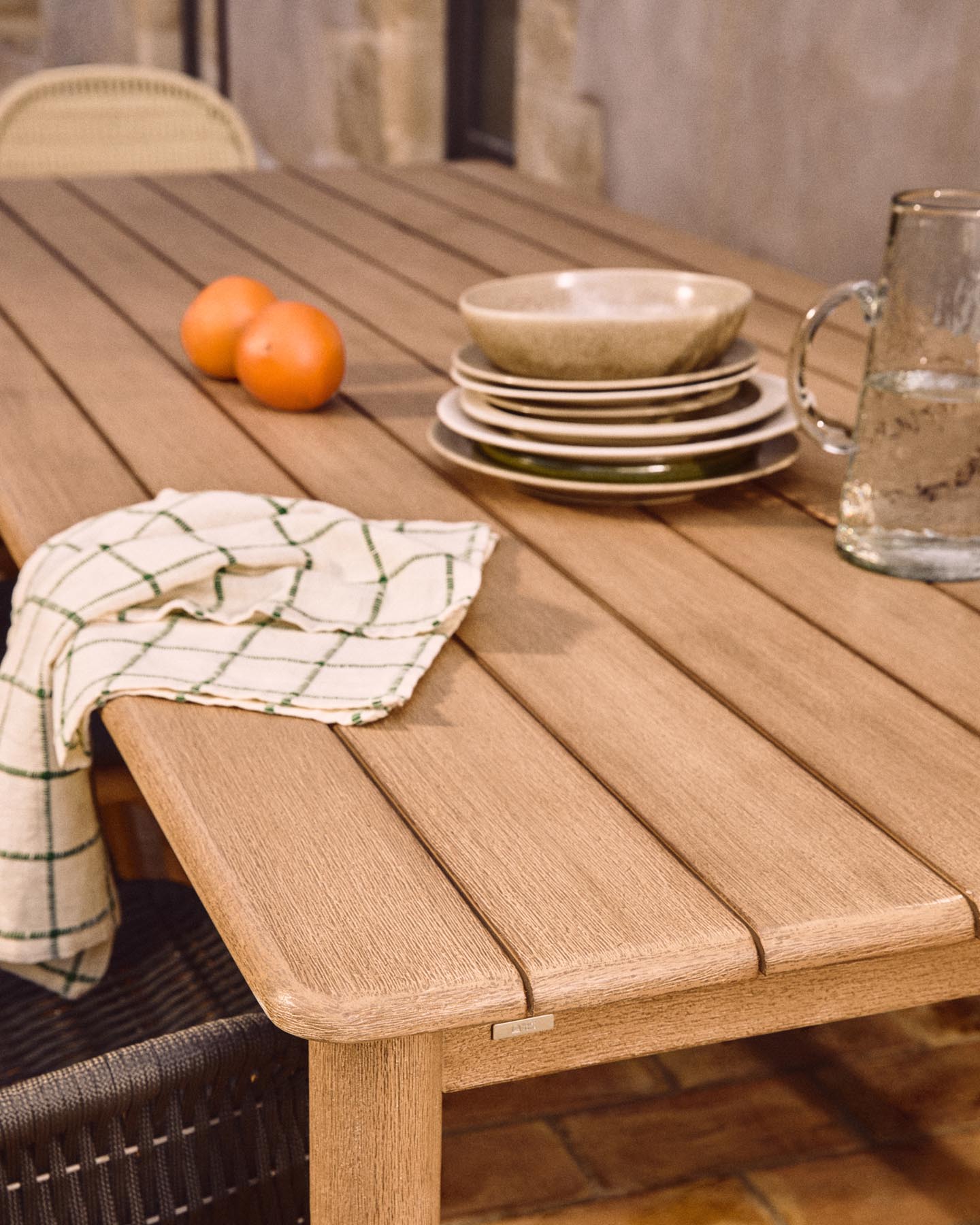 Set mit Tisch Sori aus massivem Akazienholz und 6 Stühlen Alipa aus massivem Akazienholz und ecrufarbenem Seil, 200 x 100 cm FSC 100 % in Braun präsentiert im Onlineshop von KAQTU Design AG. Loungeset ist von Kave Home