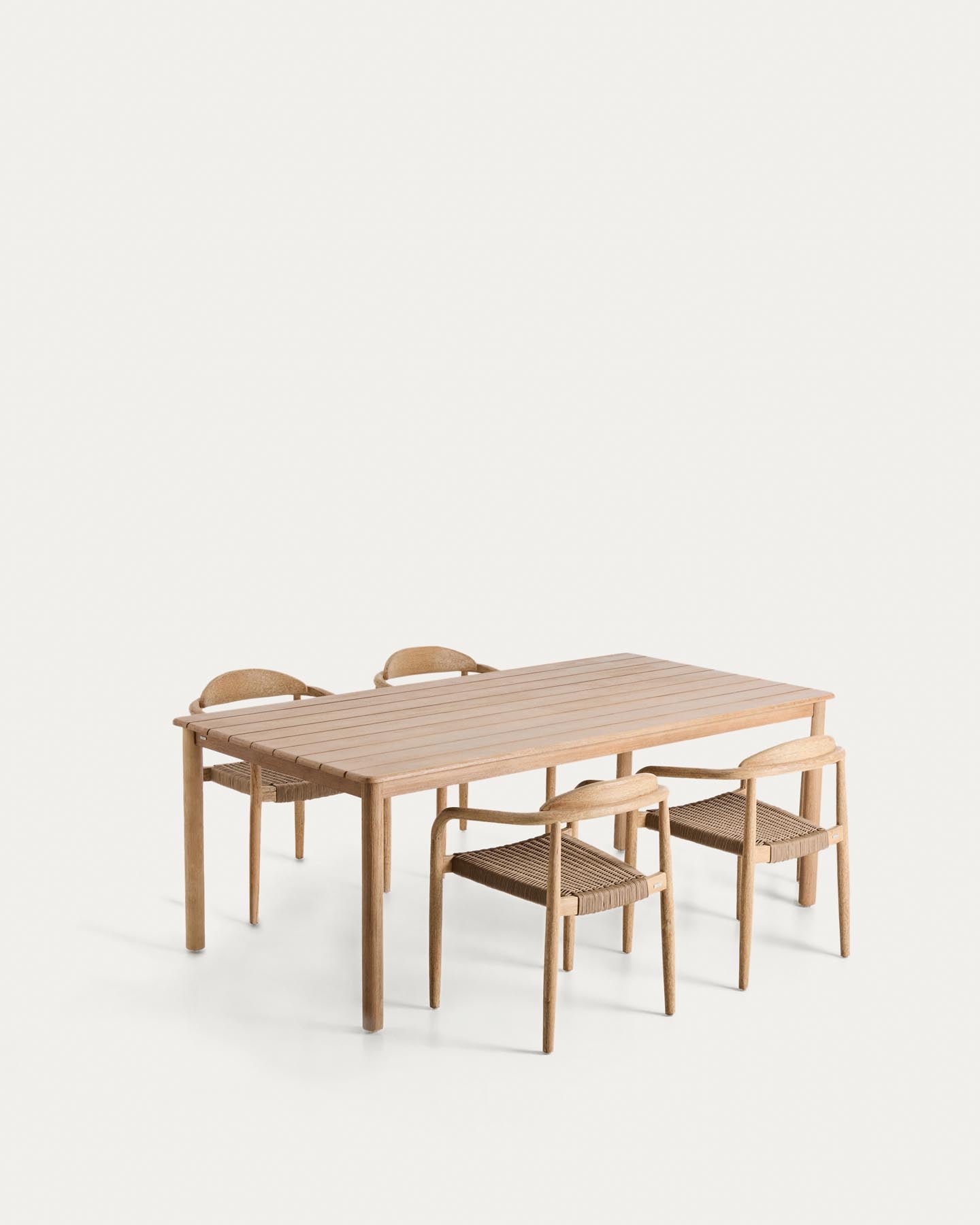 Set mit Tisch Sori aus massivem Akazienholz und 4 Stapelstühlen Nina aus massivem Akazienholz und beigem Seil, 200 x 100 cm FSC 100 % in Braun präsentiert im Onlineshop von KAQTU Design AG. Loungeset ist von Kave Home