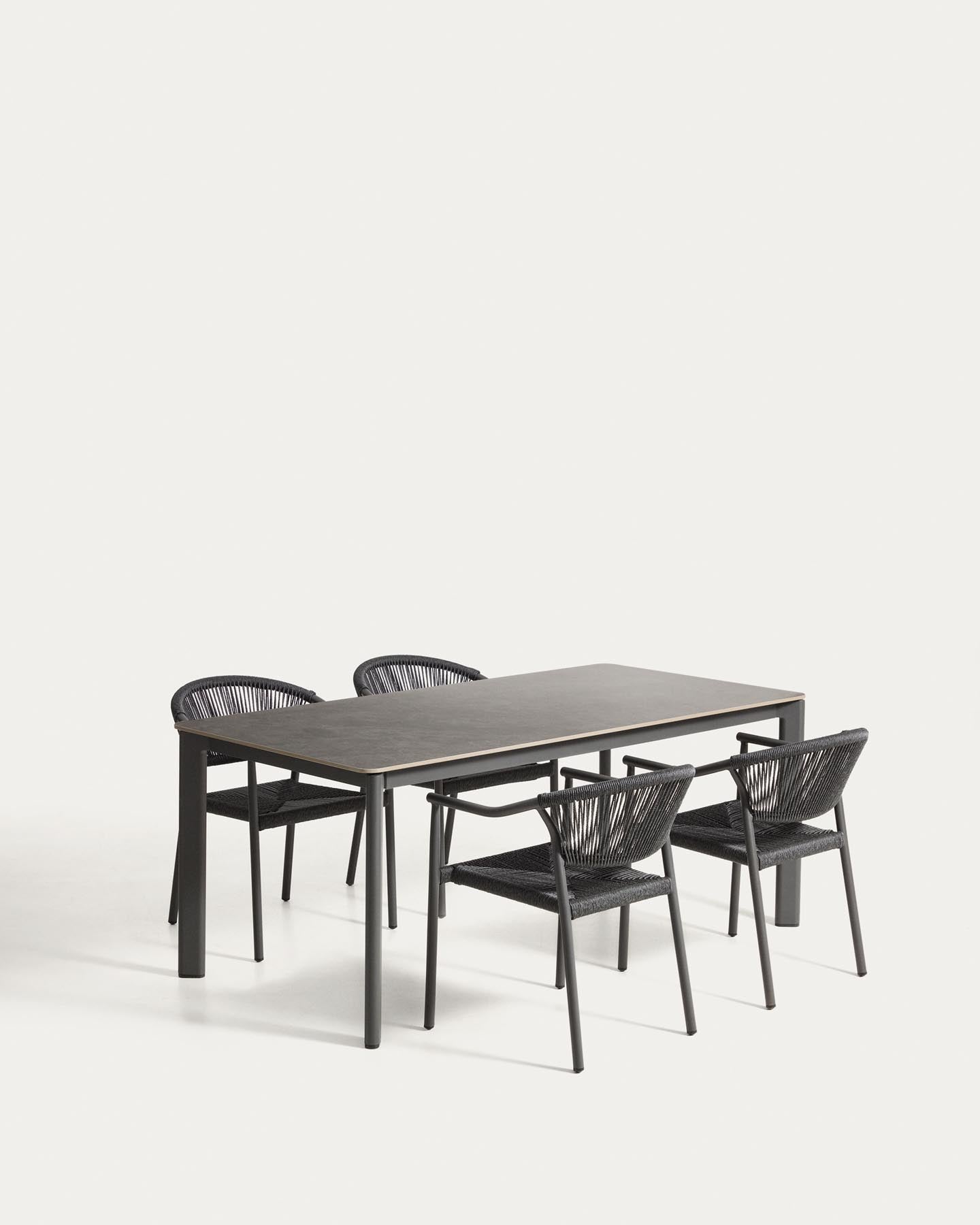 Tischset Anafi aus gesintertem Stein und graphitgrauem Aluminium sowie 4 Stühle Livadia aus graphitgrauem Aluminium, 180 x 90 cm in Graphit präsentiert im Onlineshop von KAQTU Design AG. Loungeset ist von Kave Home