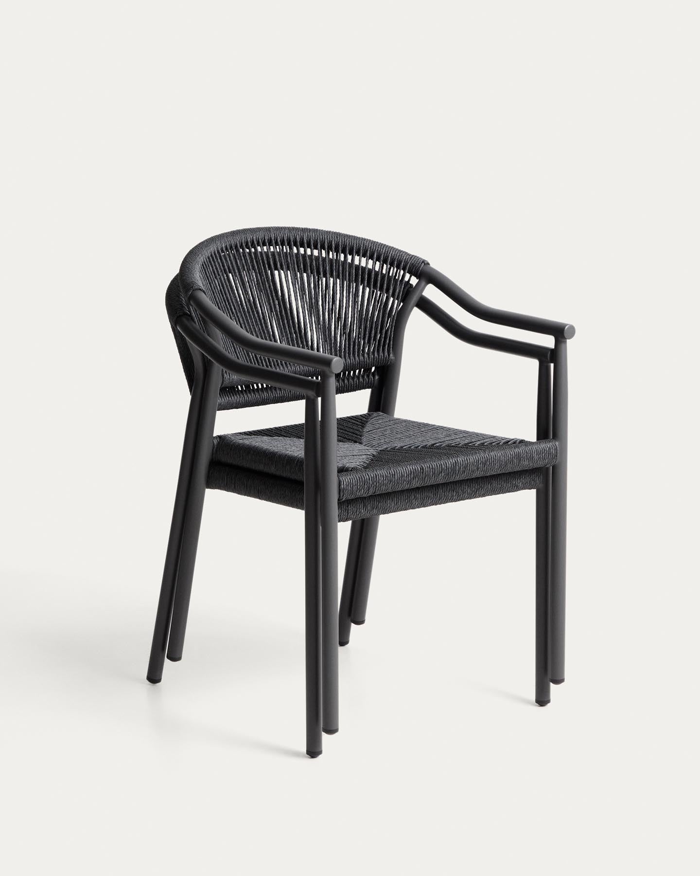 Tischset Anafi aus gesintertem Stein und graphitgrauem Aluminium sowie 4 Stühle Livadia aus graphitgrauem Aluminium, 180 x 90 cm in Graphit präsentiert im Onlineshop von KAQTU Design AG. Loungeset ist von Kave Home