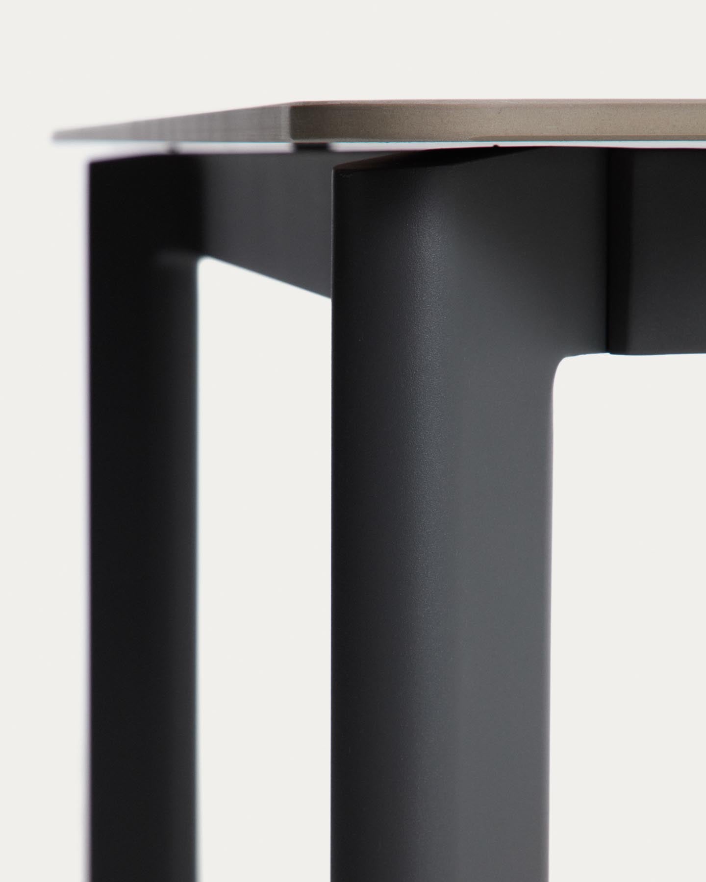 Tischset Anafi aus gesintertem Stein und graphitgrauem Aluminium sowie 4 Stühle Livadia aus graphitgrauem Aluminium, 180 x 90 cm in Graphit präsentiert im Onlineshop von KAQTU Design AG. Loungeset ist von Kave Home