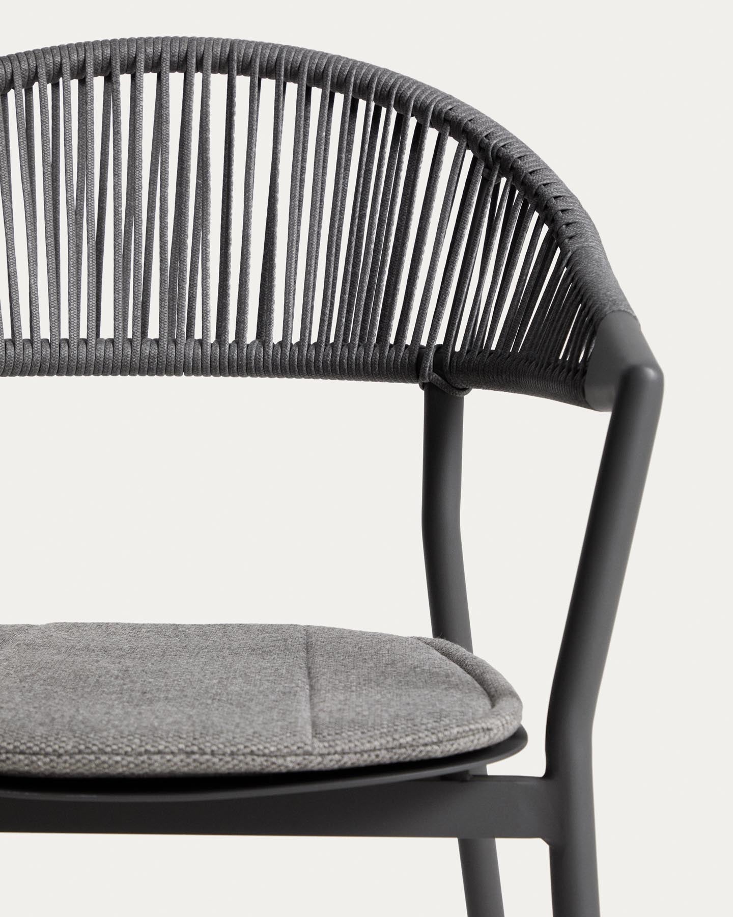 Set mit Ausziehtisch Livorno aus Aluminium in Graphit und 6 Stühlen Alimia aus Aluminium in Graphit und Synthetikseil in Grau, 233 (350) x 100 cm in Graphit präsentiert im Onlineshop von KAQTU Design AG. Loungeset ist von Kave Home