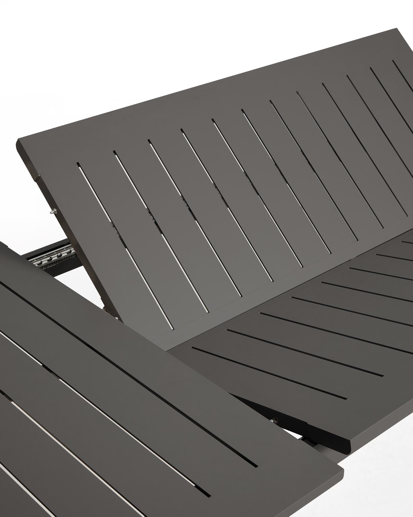 Set mit Ausziehtisch Livorno aus Aluminium in Graphit und 6 Stühlen Alimia aus Aluminium in Graphit und Synthetikseil in Grau, 233 (350) x 100 cm in Graphit präsentiert im Onlineshop von KAQTU Design AG. Loungeset ist von Kave Home