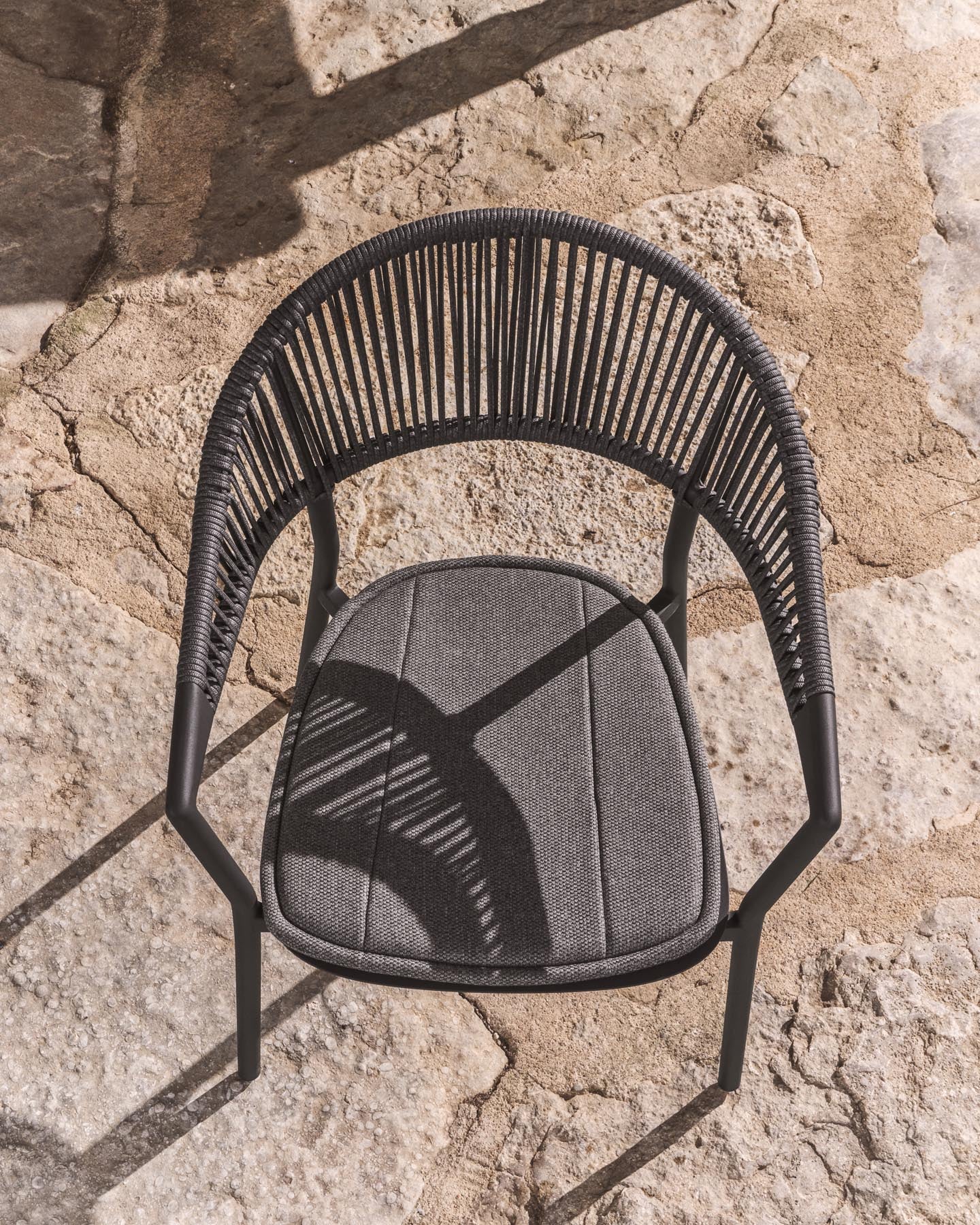 Set mit Ausziehtisch Livorno aus Aluminium in Graphit und 6 Stühlen Alimia aus Aluminium in Graphit und Synthetikseil in Grau, 233 (350) x 100 cm in Graphit präsentiert im Onlineshop von KAQTU Design AG. Loungeset ist von Kave Home