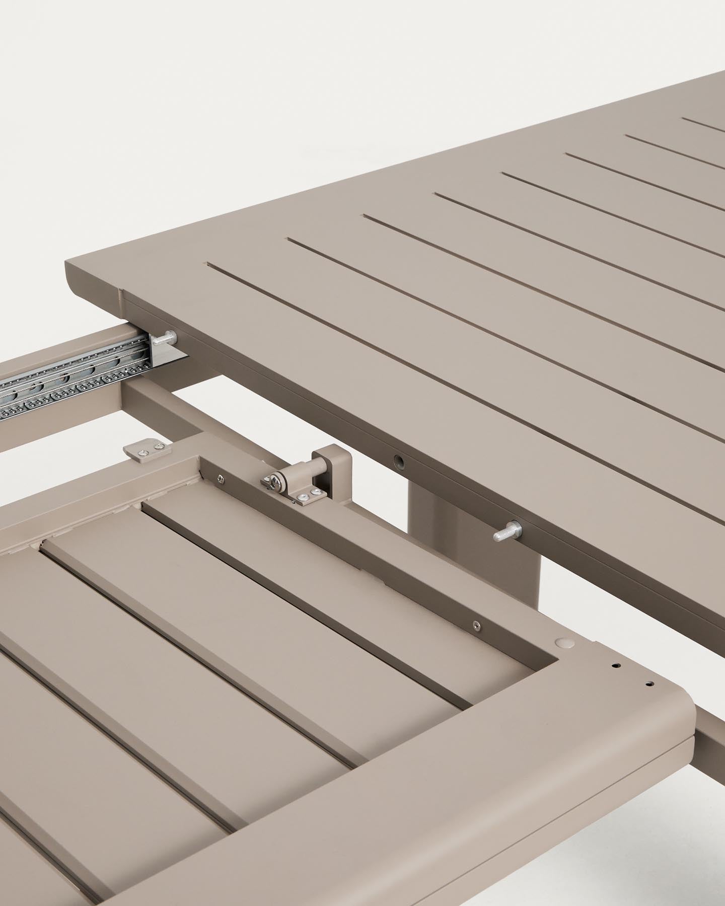 Set mit Ausziehtisch Livorno aus Aluminium in Taupe und 6 Stühlen Alimia aus Aluminium in Taupe und Synthetikseil in Braun, 233 (350) x 100 cm in Taupe präsentiert im Onlineshop von KAQTU Design AG. Loungeset ist von Kave Home