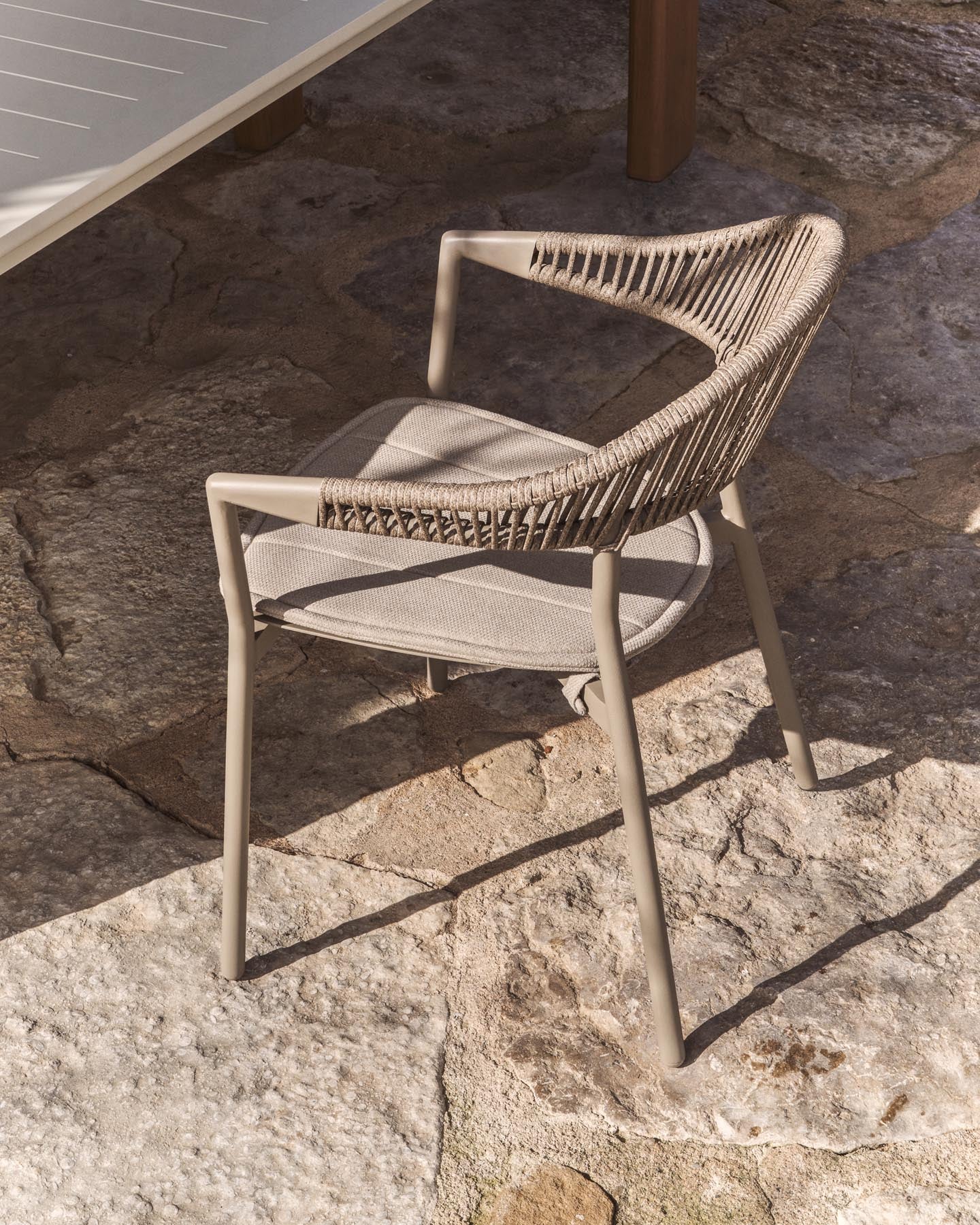 Set mit Ausziehtisch Livorno aus Aluminium in Taupe und 6 Stühlen Alimia aus Aluminium in Taupe und Synthetikseil in Braun, 233 (350) x 100 cm in Taupe präsentiert im Onlineshop von KAQTU Design AG. Loungeset ist von Kave Home