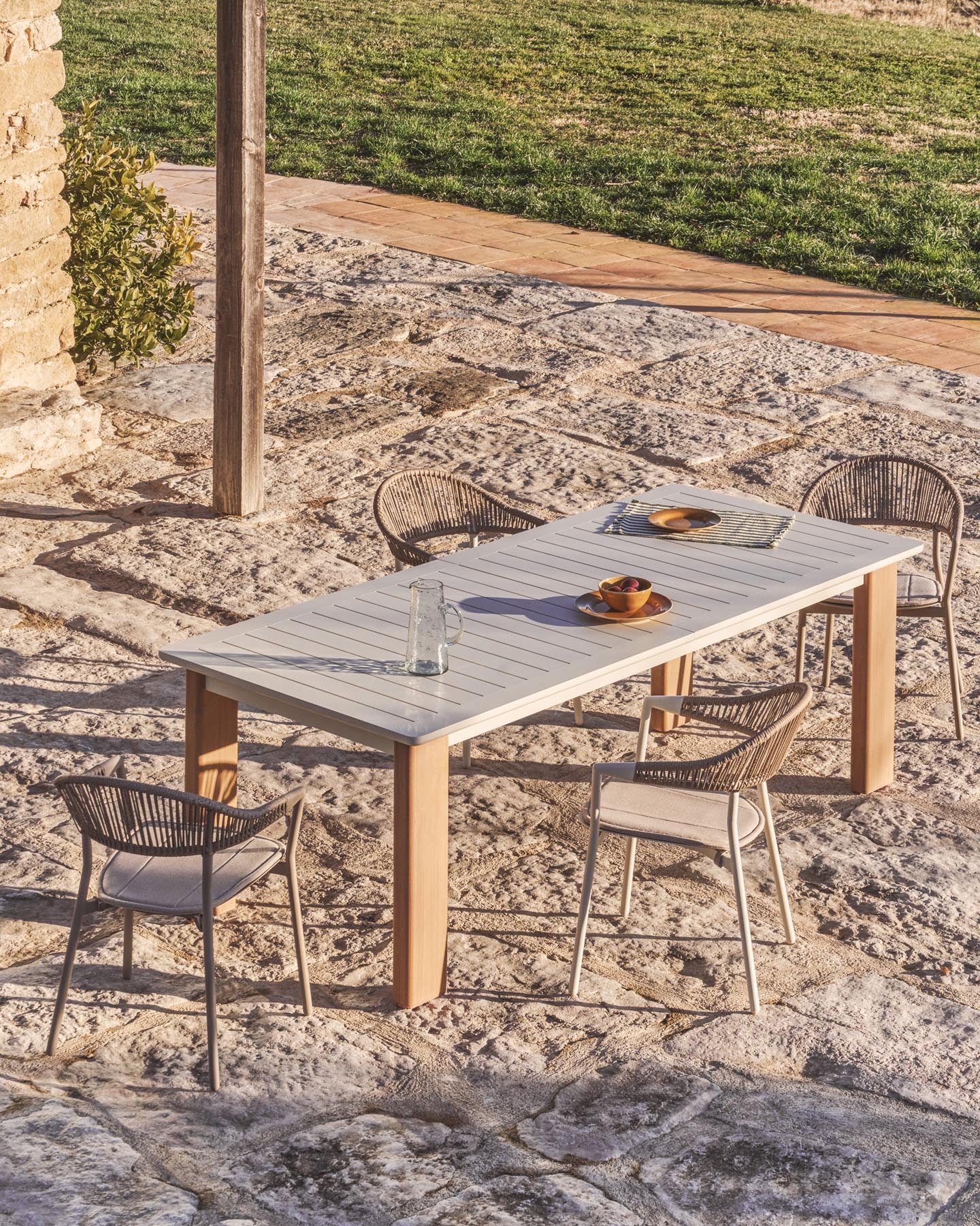 Set Ausziehtisch Livorno aus Aluminium in Ecru, Beine in Holzoptik, 6 Stühle Alimia aus Aluminium in Ecru und Synthetikseil Beige, 233 (350) x 100 cm in Ecru präsentiert im Onlineshop von KAQTU Design AG. Loungeset ist von Kave Home