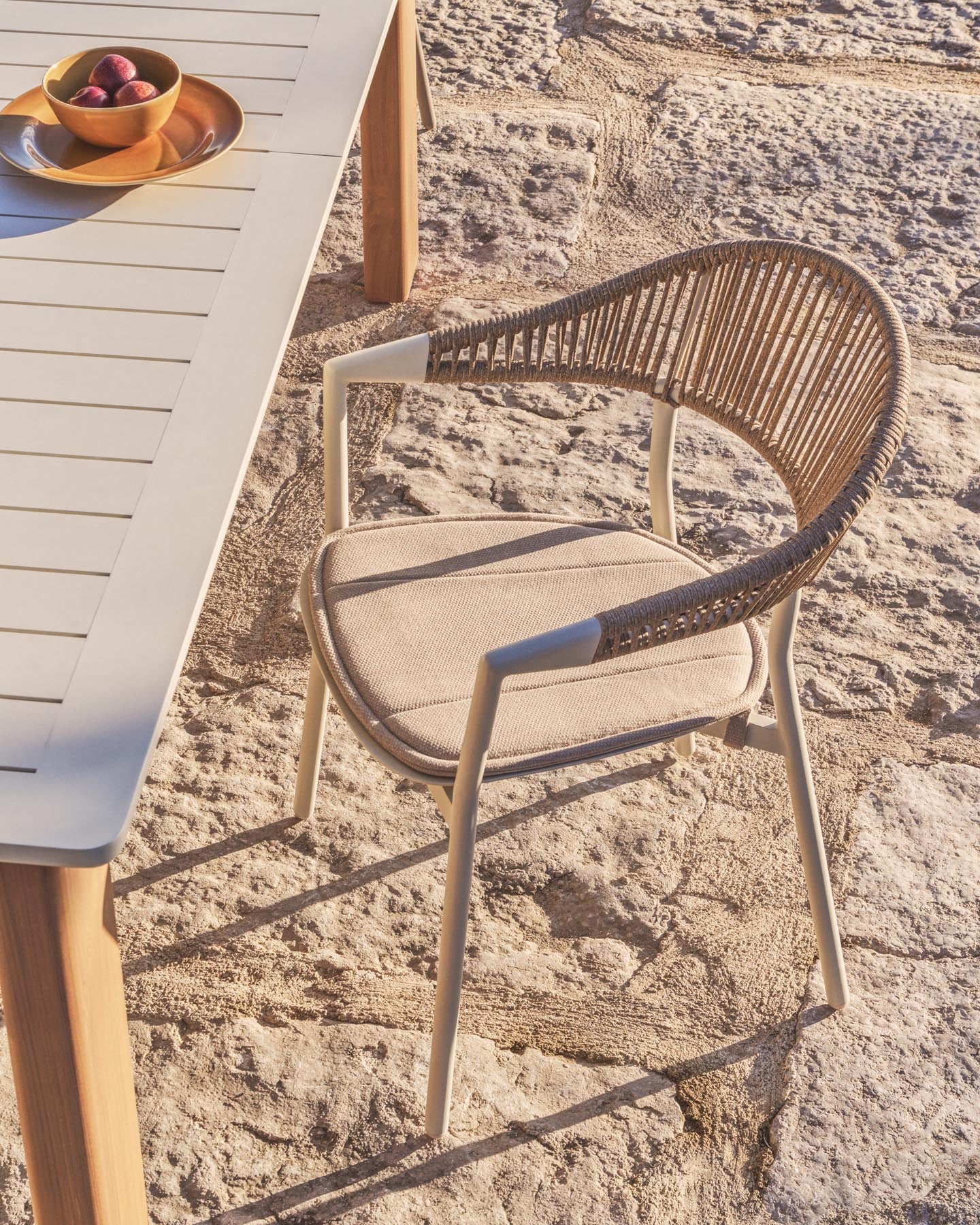 Set Ausziehtisch Livorno aus Aluminium in Ecru, Beine in Holzoptik, 6 Stühle Alimia aus Aluminium in Ecru und Synthetikseil Beige, 233 (350) x 100 cm in Ecru präsentiert im Onlineshop von KAQTU Design AG. Loungeset ist von Kave Home