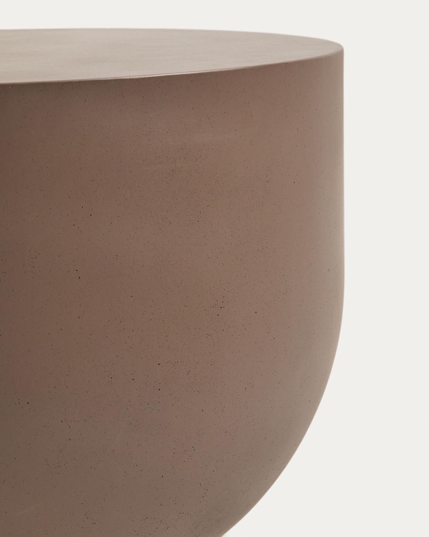 Set mit 2 Sesseln Alipa aus massivem Akazienholz und ecrufarbenem Seil, FSC 100 %, und Couchtisch Garbet aus braunem Zement Ø 60 cm in Ecru präsentiert im Onlineshop von KAQTU Design AG. Loungeset ist von Kave Home