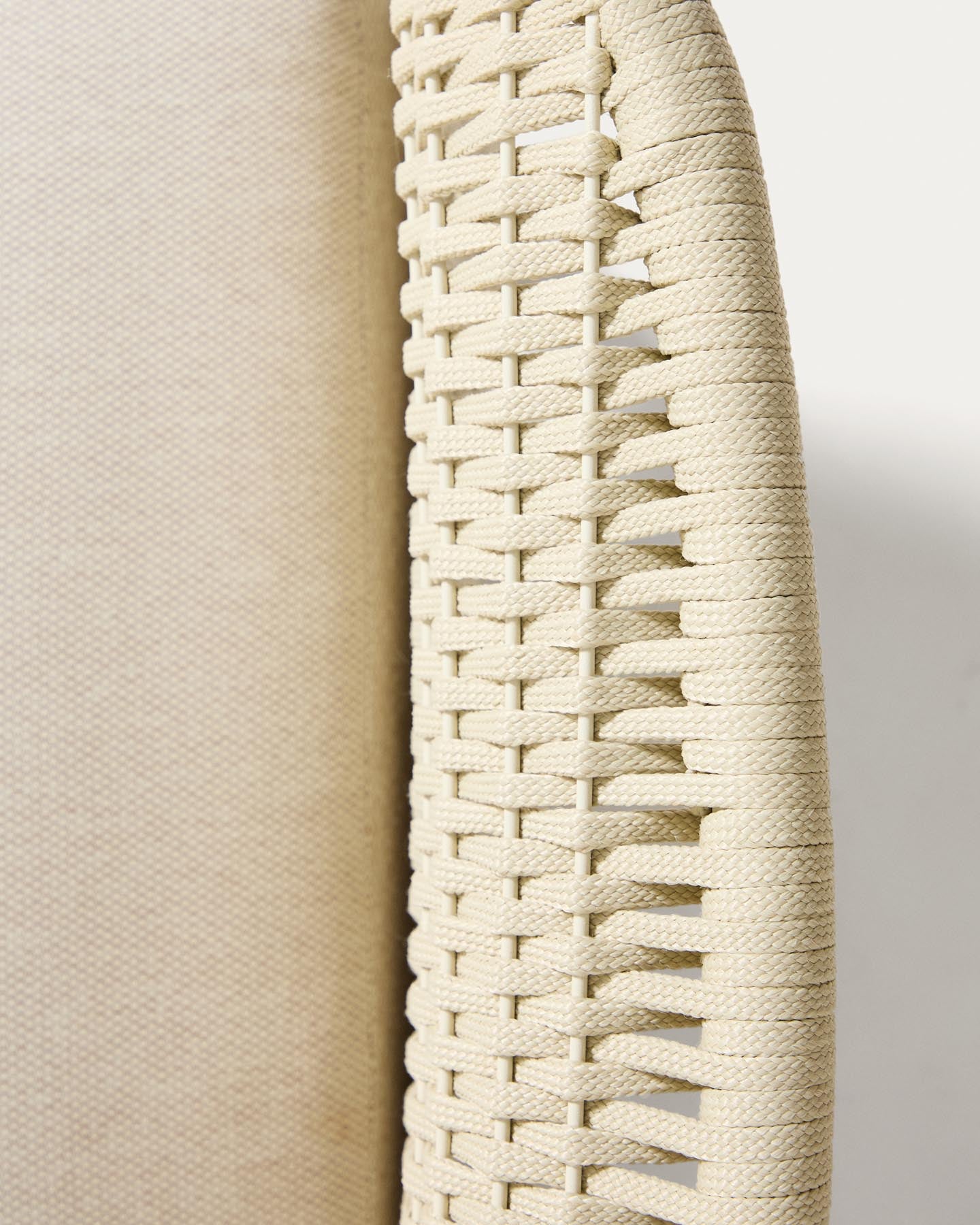 Set mit 2 Sesseln Alipa aus massivem Akazienholz und ecrufarbenem Seil, FSC 100 %, und Couchtisch Garbet aus braunem Zement Ø 60 cm in Ecru präsentiert im Onlineshop von KAQTU Design AG. Loungeset ist von Kave Home