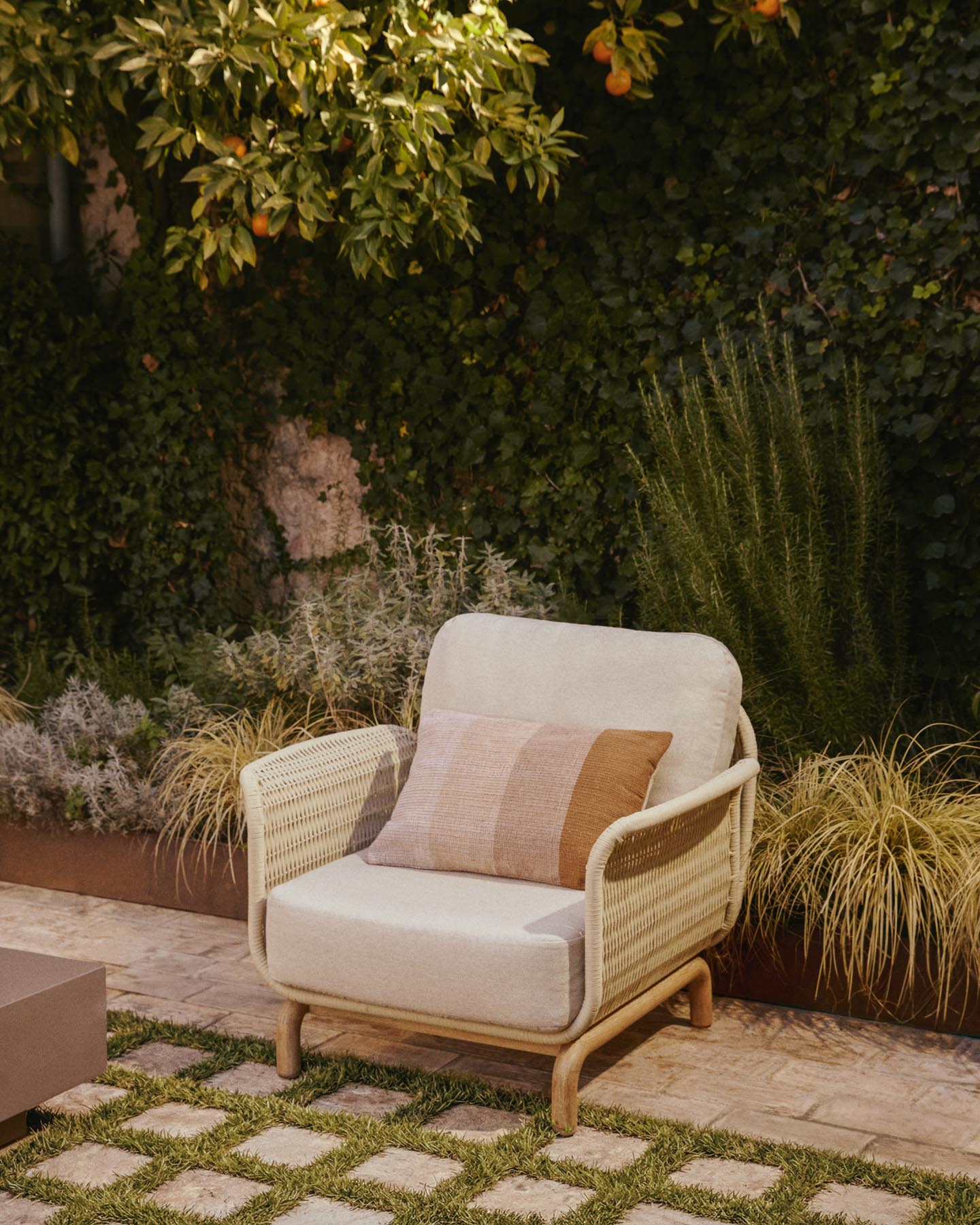 Set mit 2 Sesseln Alipa aus massivem Akazienholz und ecrufarbenem Seil, FSC 100 %, und Couchtisch Garbet aus braunem Zement Ø 60 cm in Ecru präsentiert im Onlineshop von KAQTU Design AG. Loungeset ist von Kave Home
