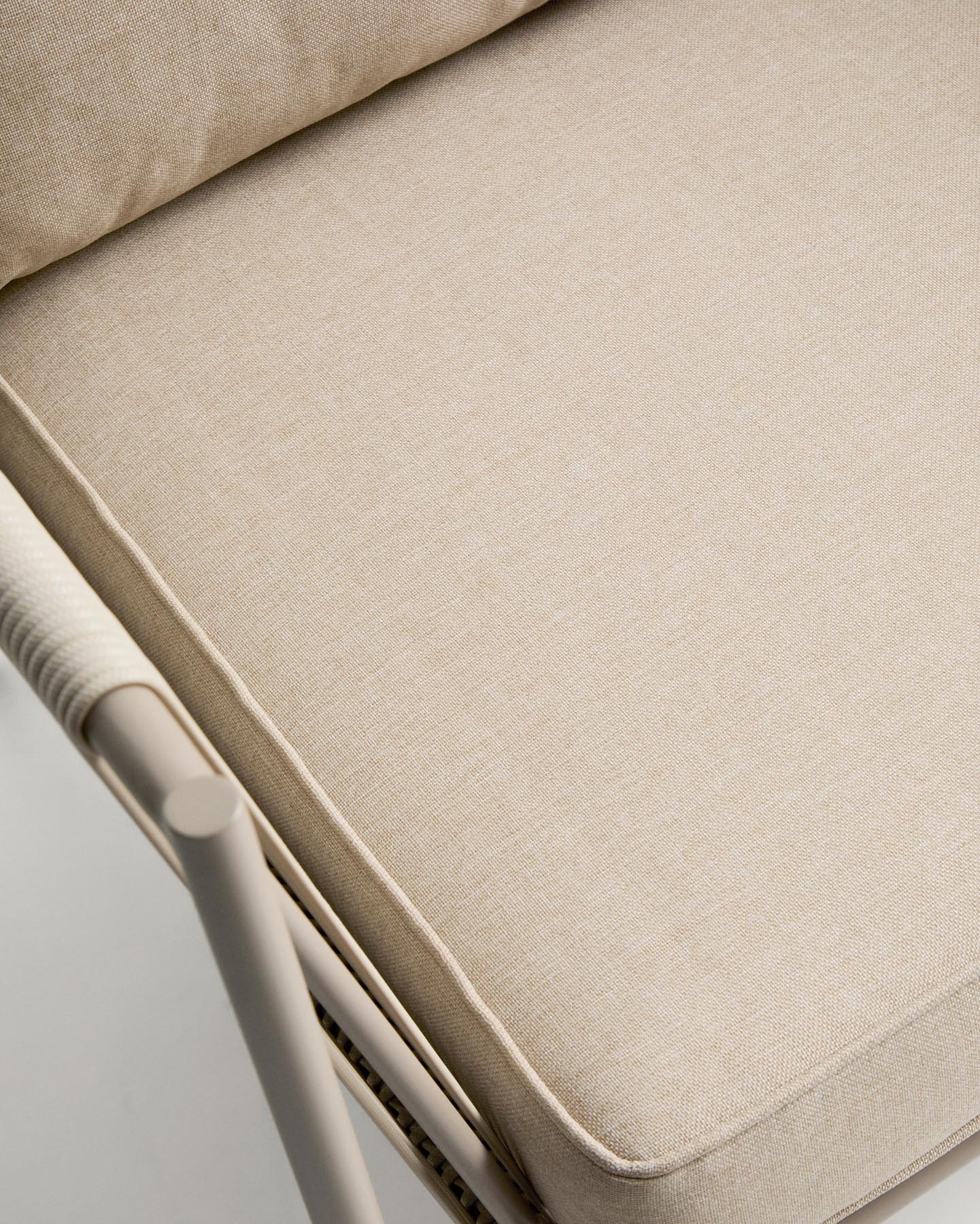 Set Zivia mit 2 Sesseln aus ecrufarbenem Seil und taupefarbenem verzinktem Stahl und Tisch aus taupefarbenem verzinktem Stahl 90 x 50 cm in Beige präsentiert im Onlineshop von KAQTU Design AG. Loungeset ist von Kave Home