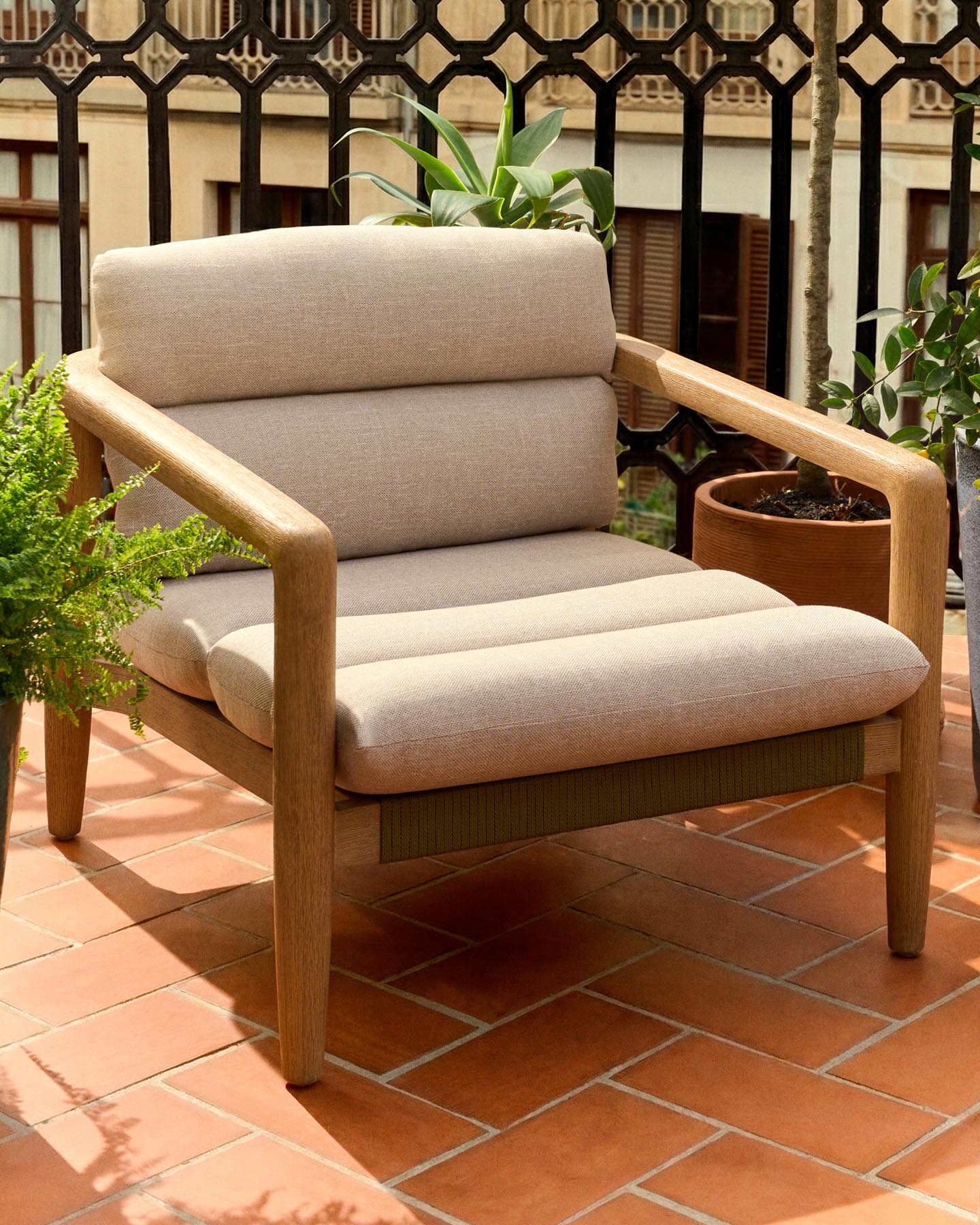 Set mit 2 Sesseln Menfi aus Akazienholz und grünem Seil und Couchtisch Dandara aus Stahl, Seil und Akazienholz FSC 100 % Ø60 cm in Dunkelgrün präsentiert im Onlineshop von KAQTU Design AG. Loungeset ist von Kave Home